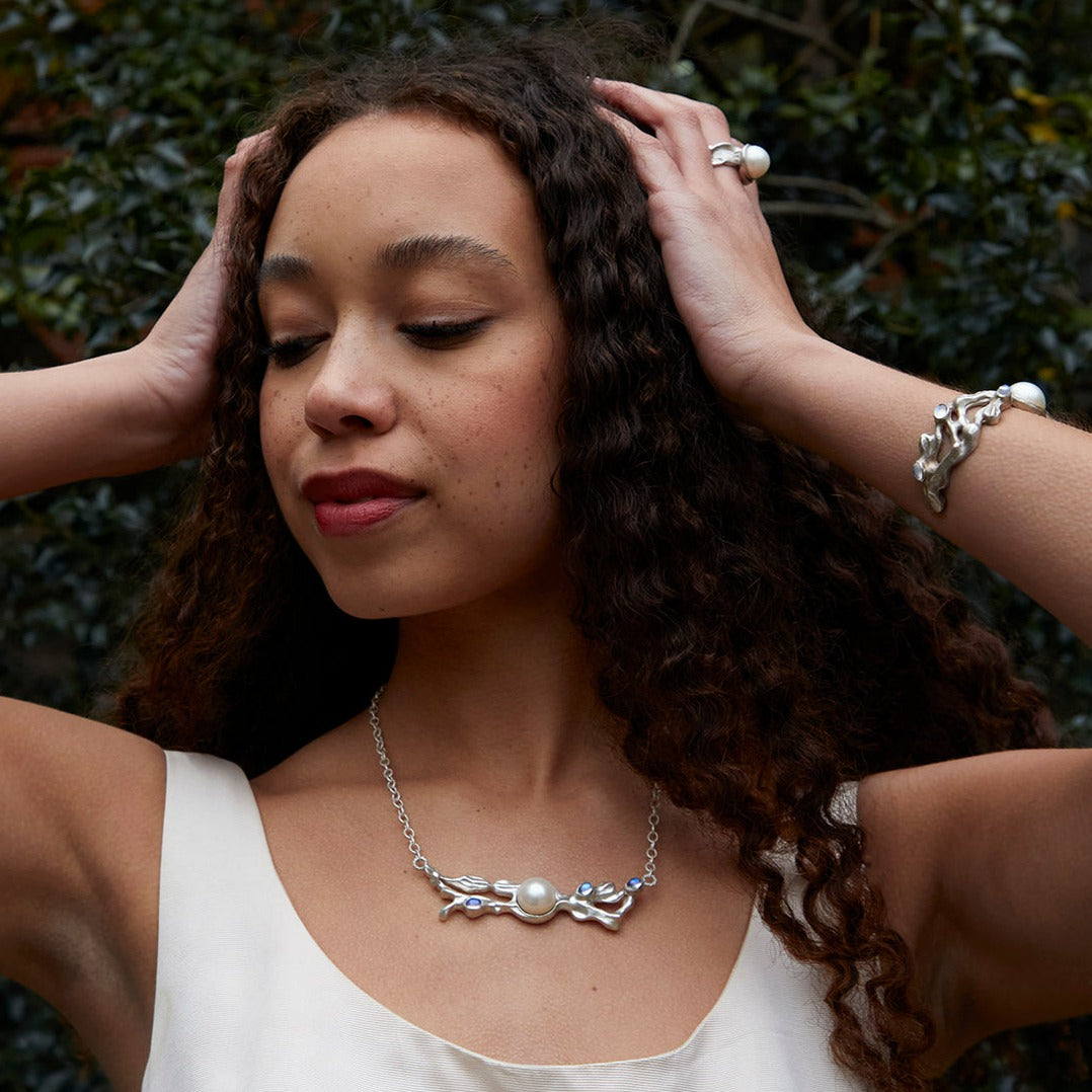 collier d'algues avec une perle et des pierres de lune flash bleues