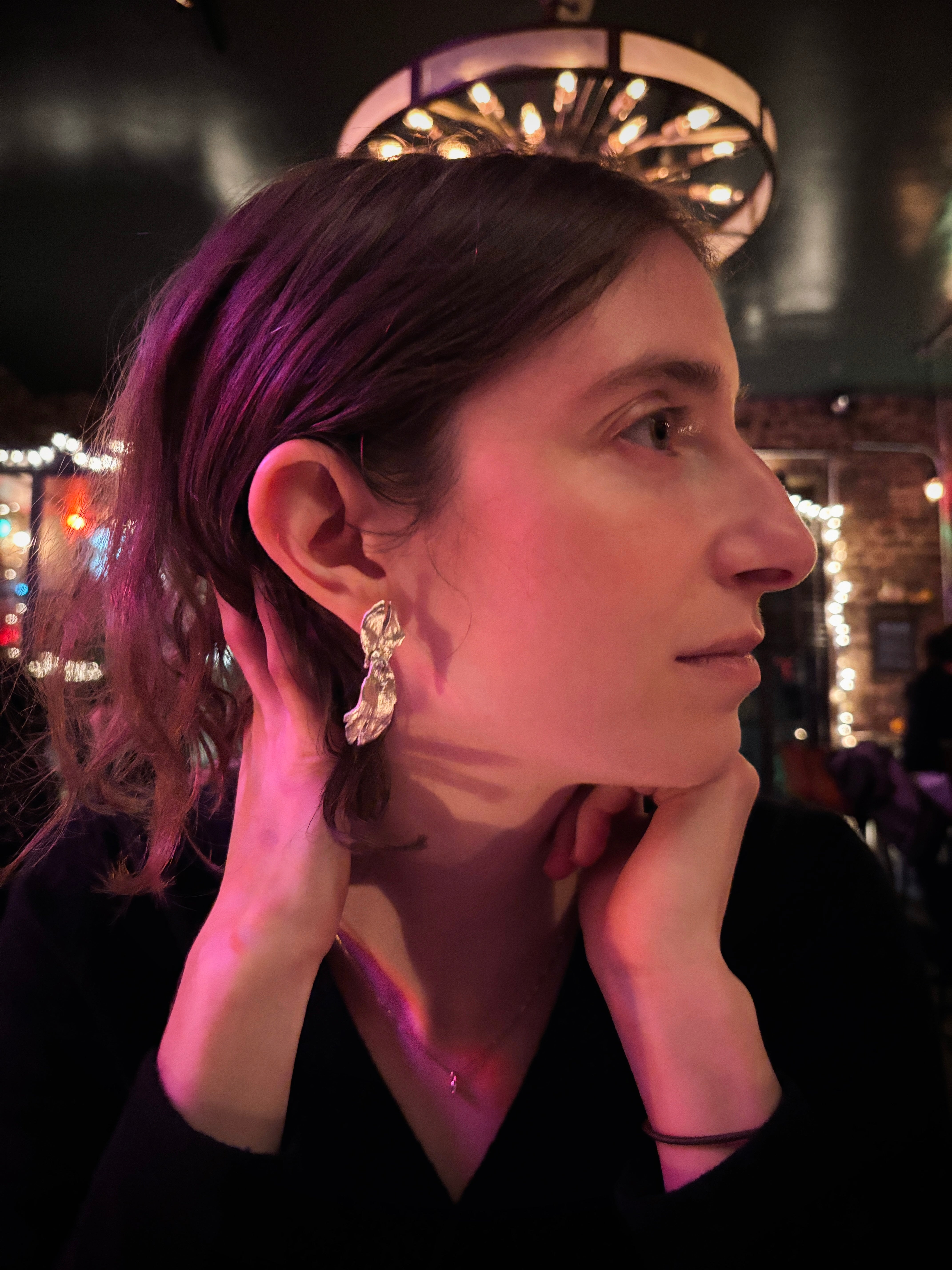 Les boucles d'oreilles pendantes en forme de pomme de pin