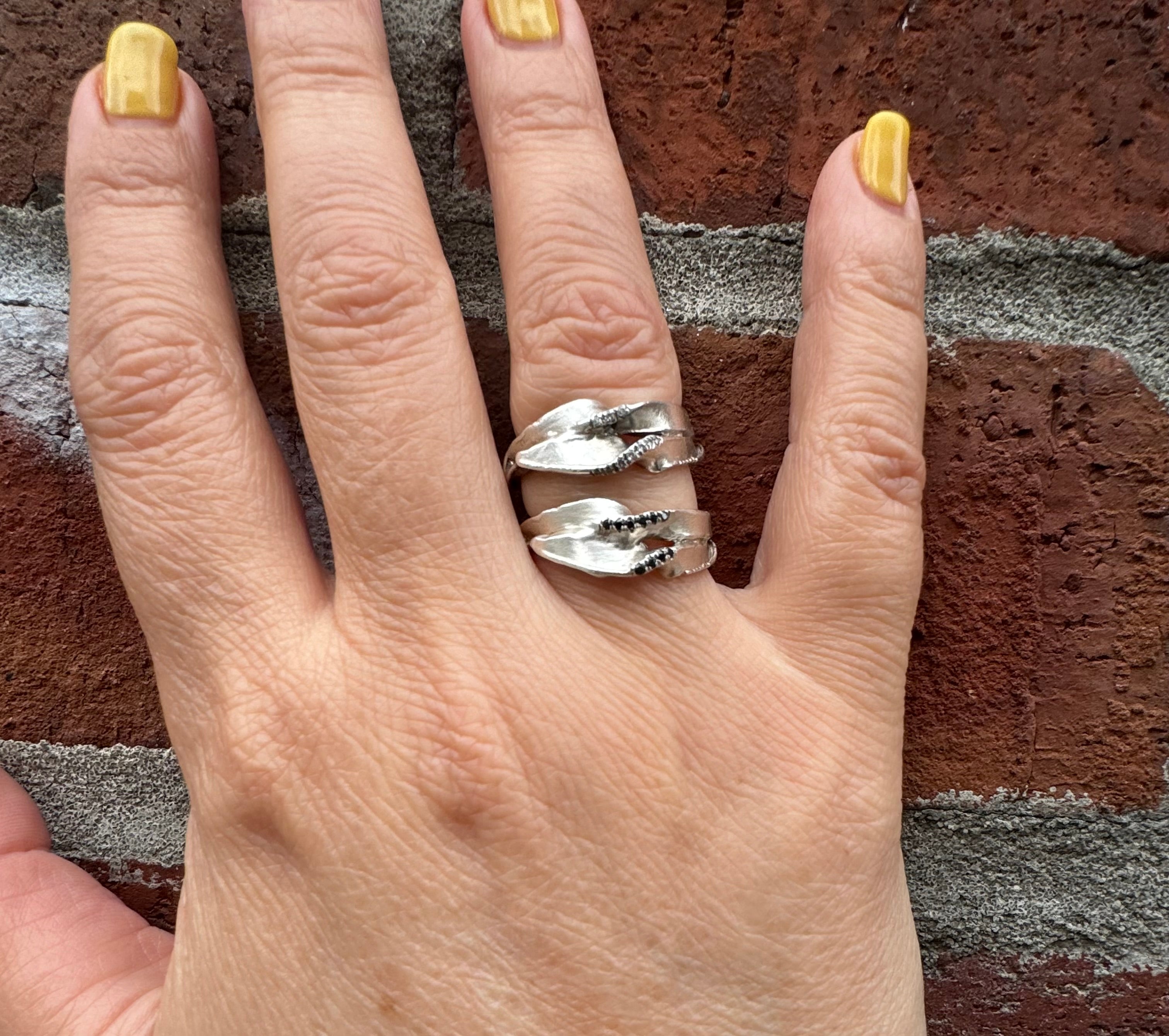The seaweed ring in silver with 10 white or black diamonds