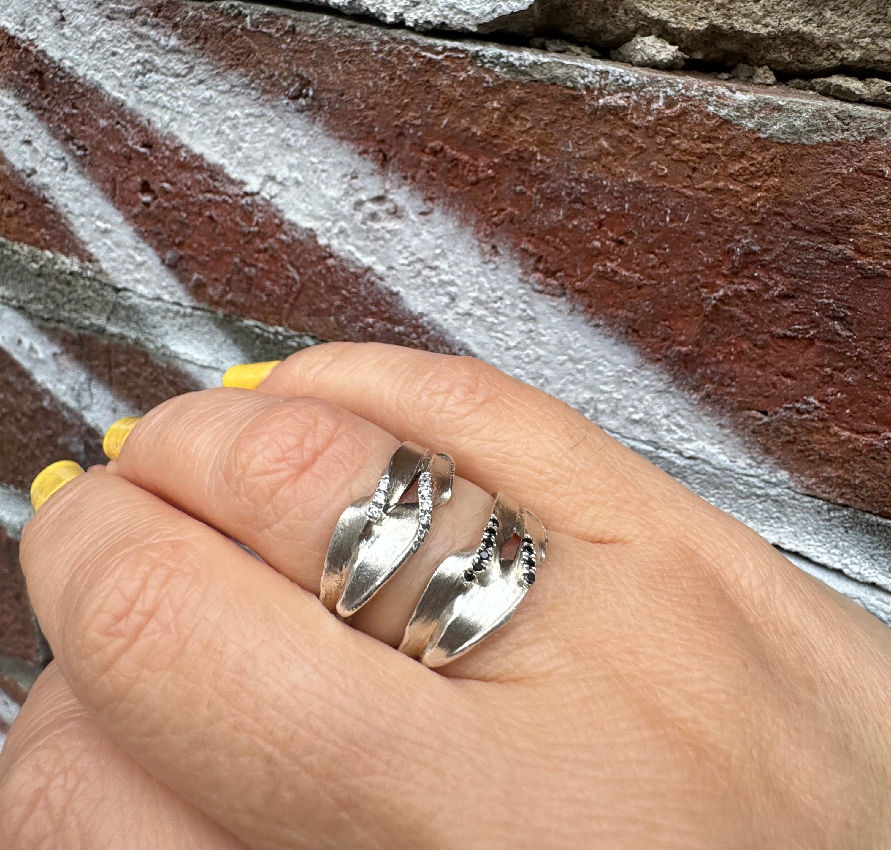 The seaweed ring in silver with 10 white or black diamonds
