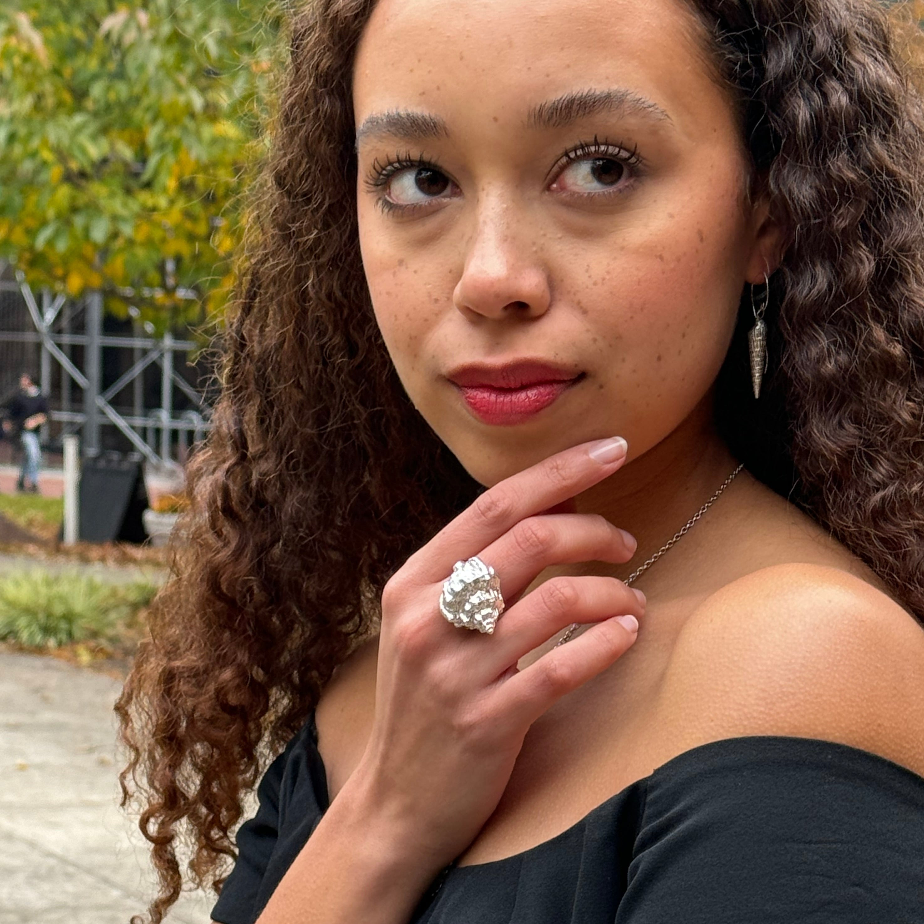les longues boucles d'oreilles coquillage en argent