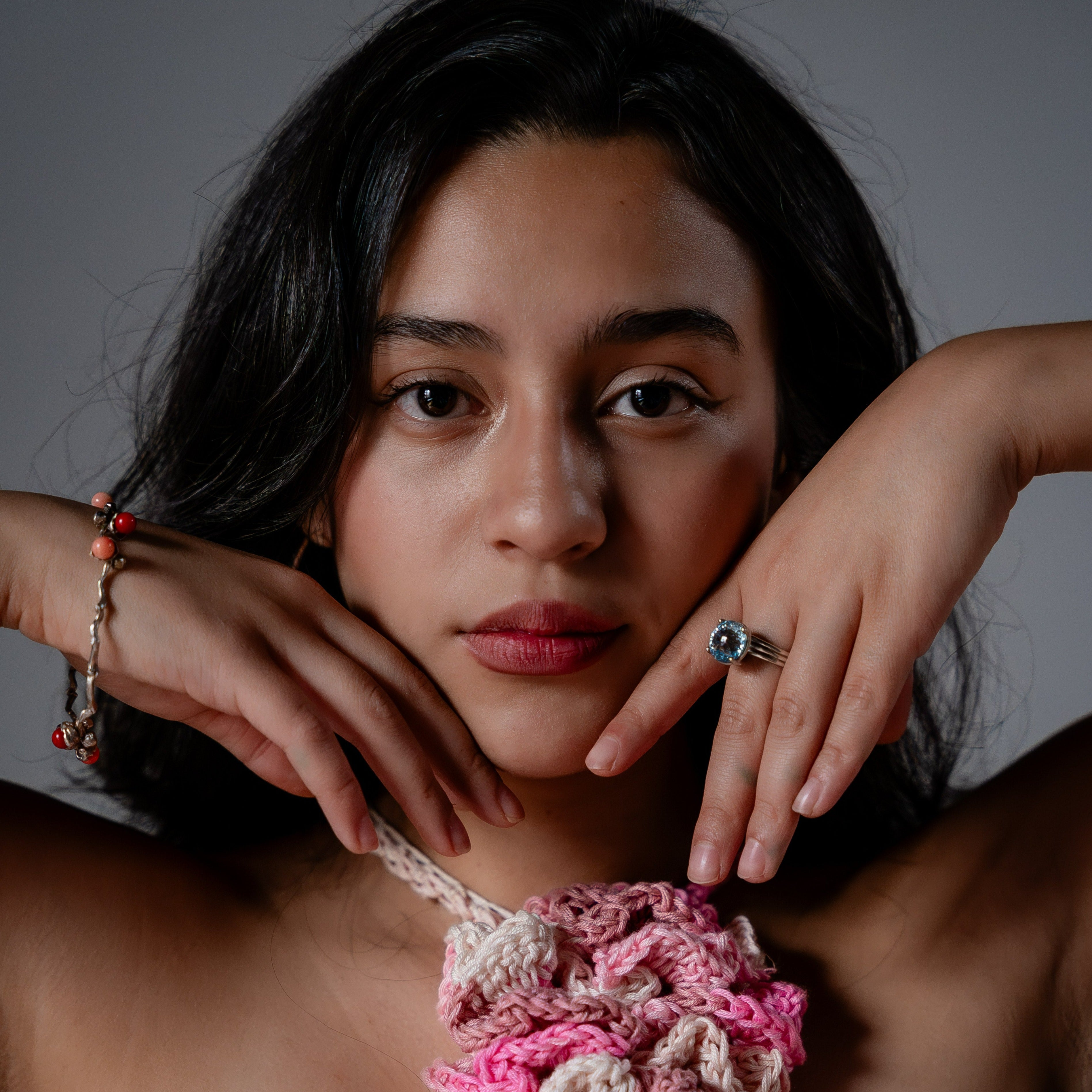 le bracelet en perles de corail argenté sur une branche de dattes