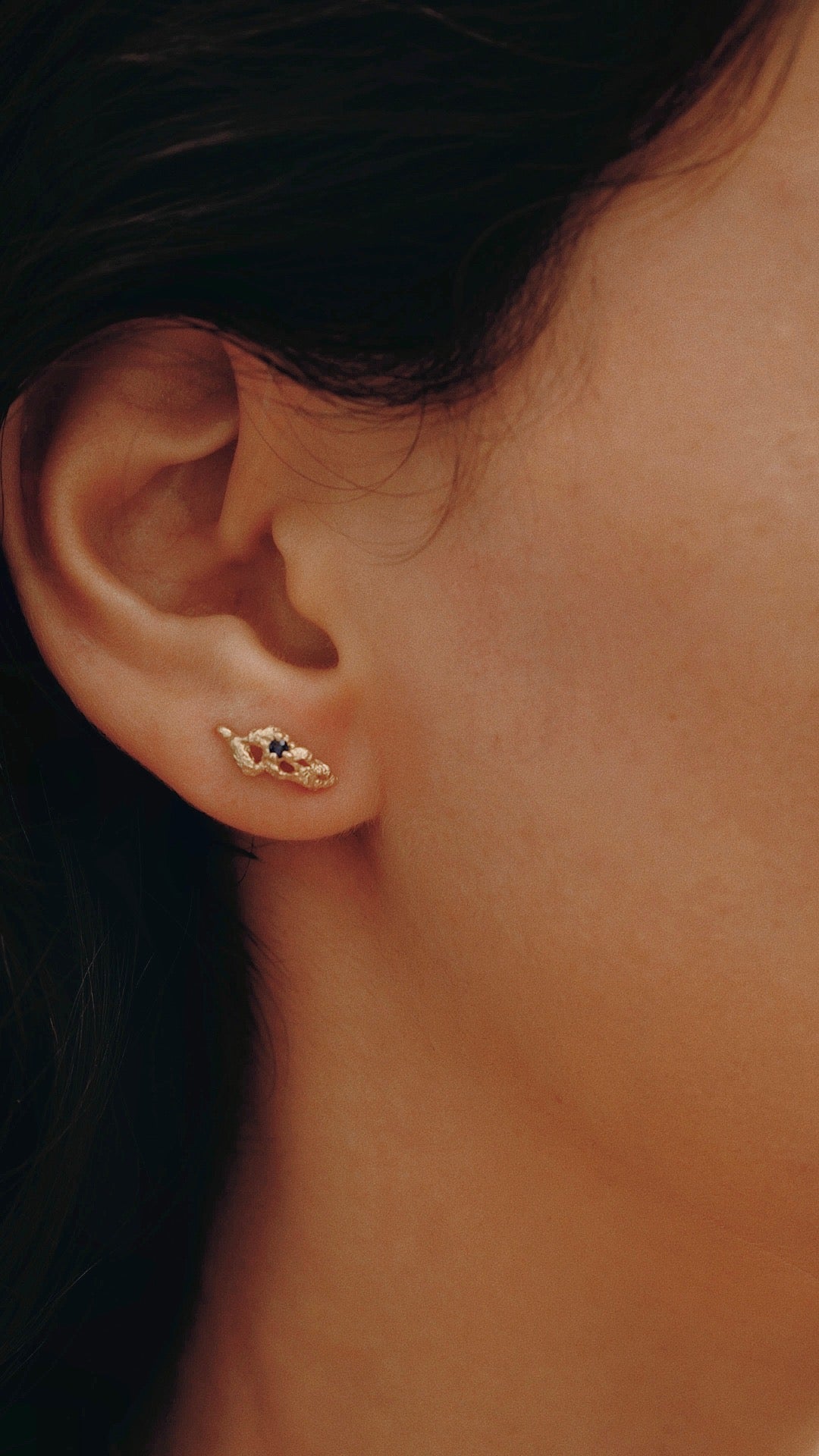 Boucles d'oreilles à tige en forme d'arbustes de Central Park, or fairmined 14 carats avec saphirs bleus