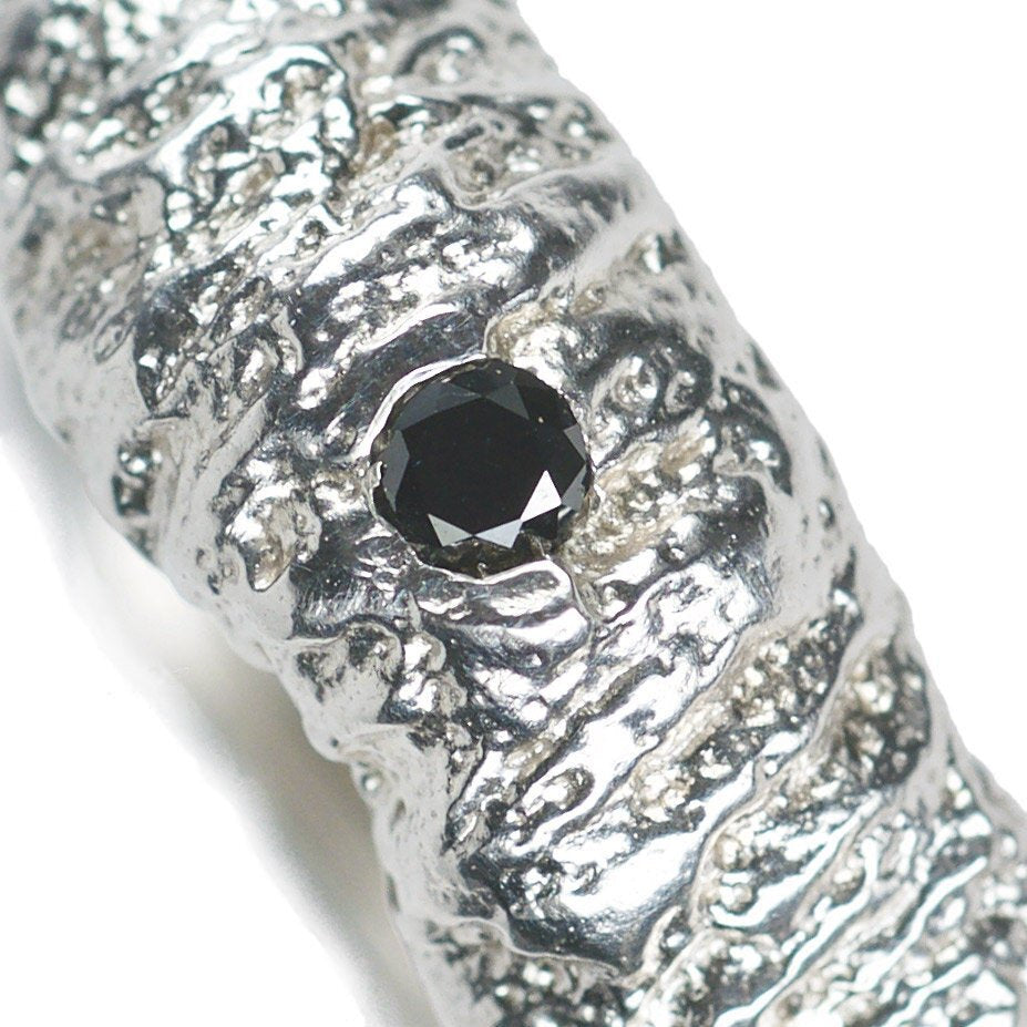 Alliance à imprimé tronc d'arbre en or blanc et jaune 14 carats et 18 carats avec un diamant noir