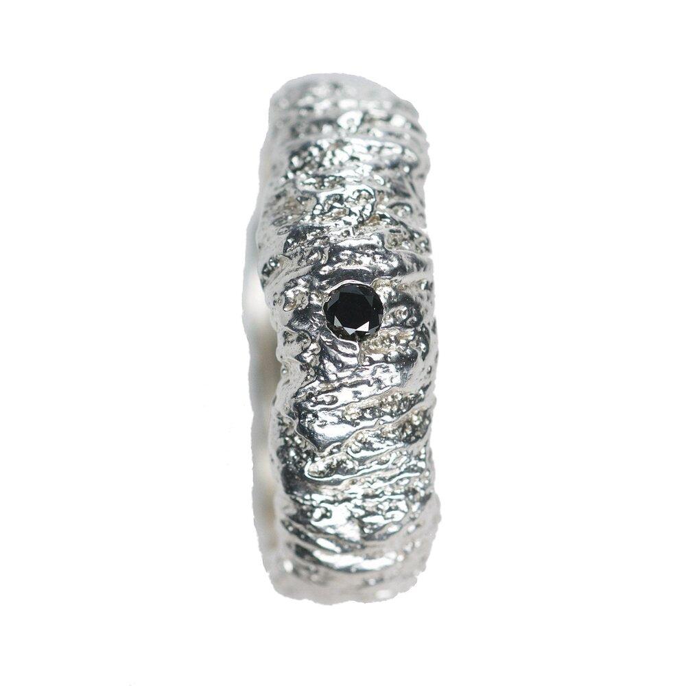Alliance à imprimé tronc d'arbre en or blanc et jaune 14 carats et 18 carats avec un diamant noir