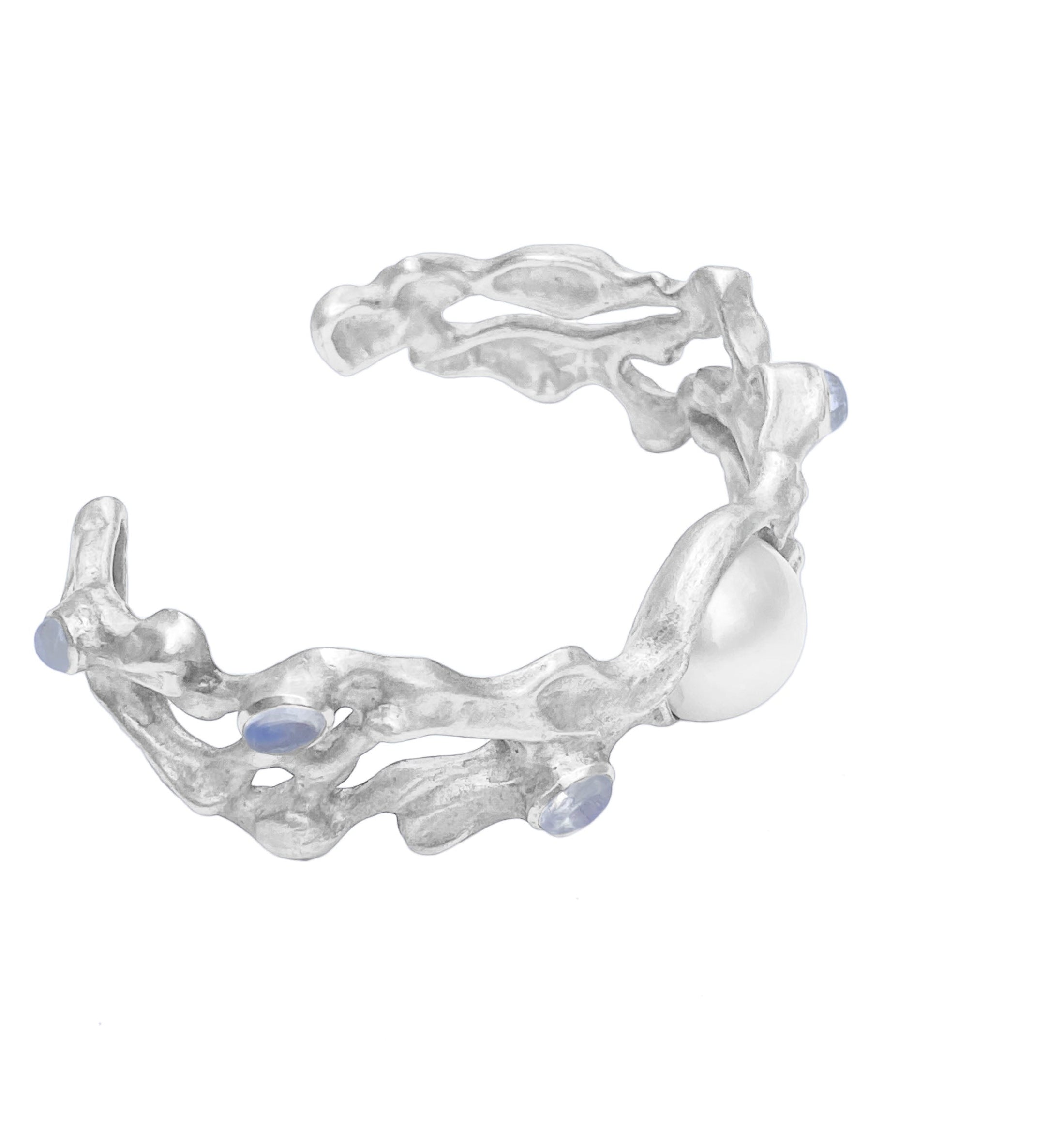 manchette en algue avec une perle et des pierres de lune flash bleues