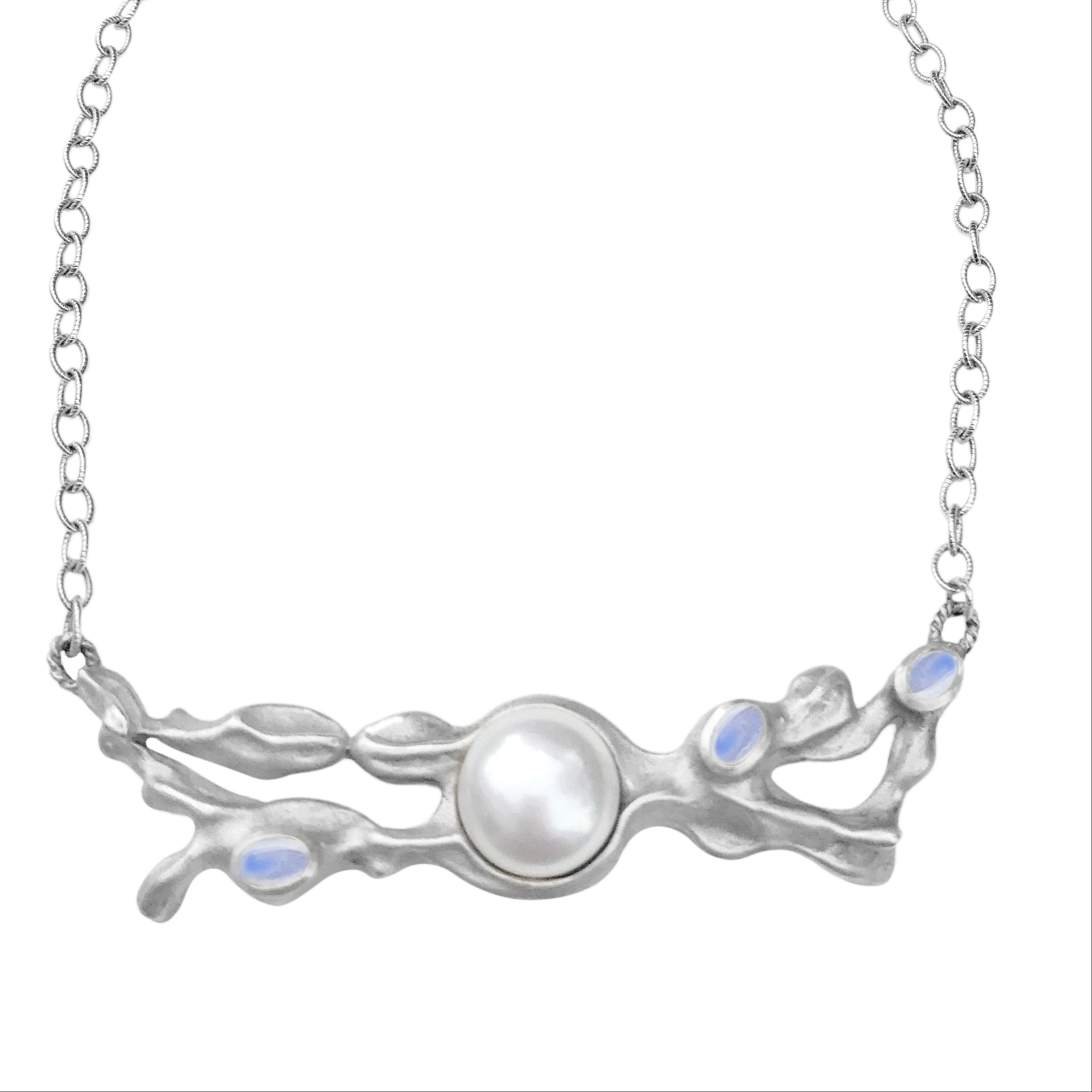 collier d'algues avec une perle et des pierres de lune flash bleues