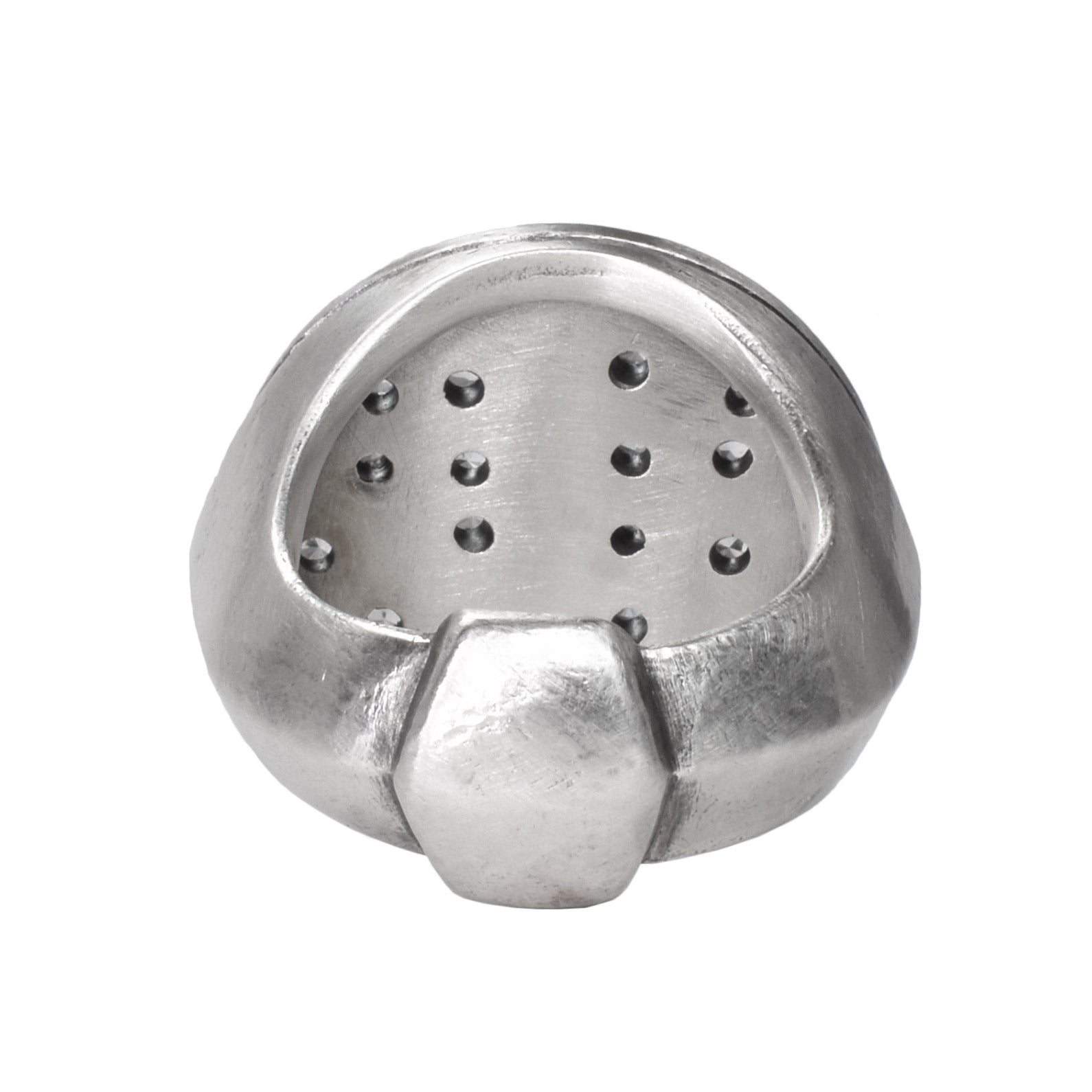 la bague bouclier éthiopienne avec saphirs blancs