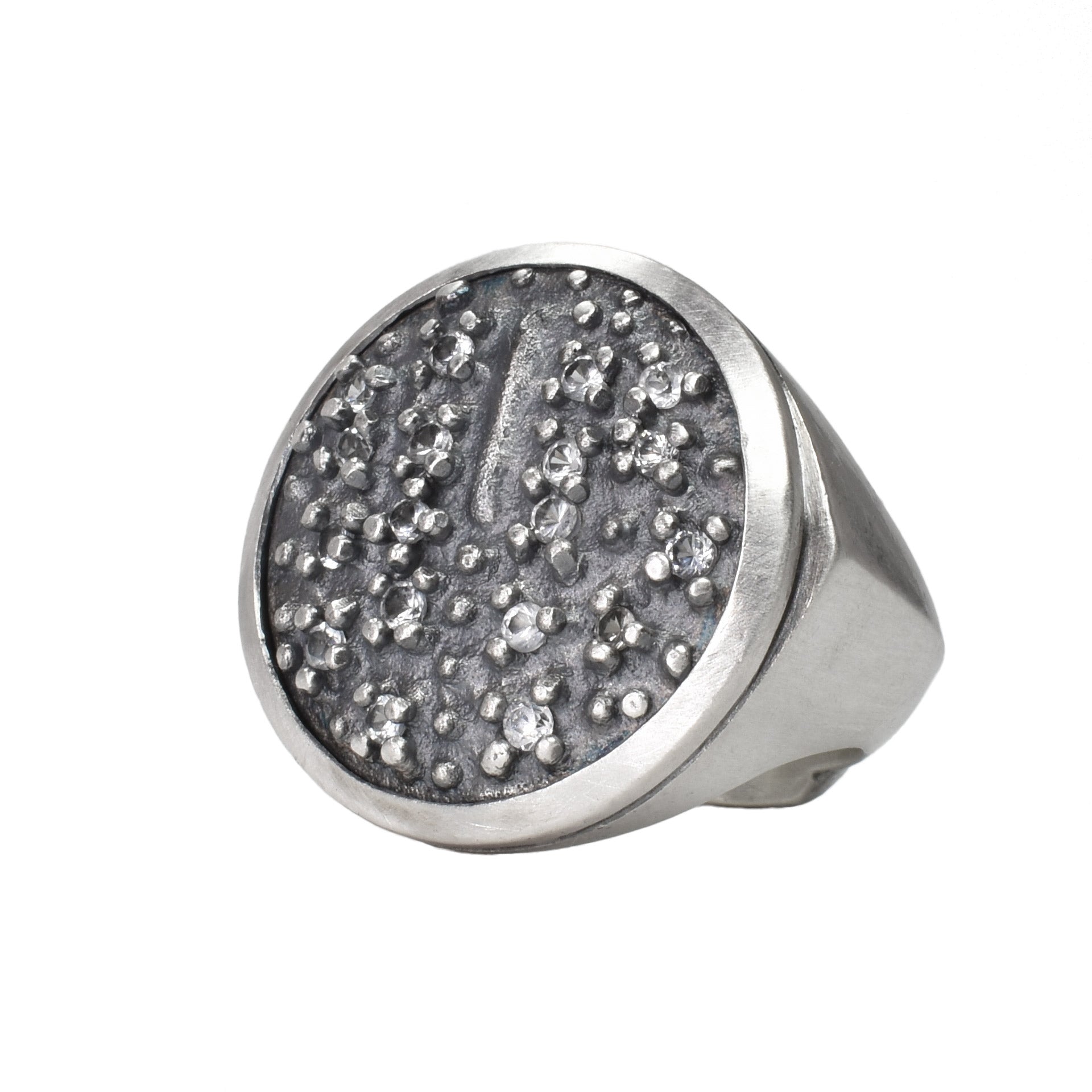 la bague bouclier éthiopienne avec saphirs blancs