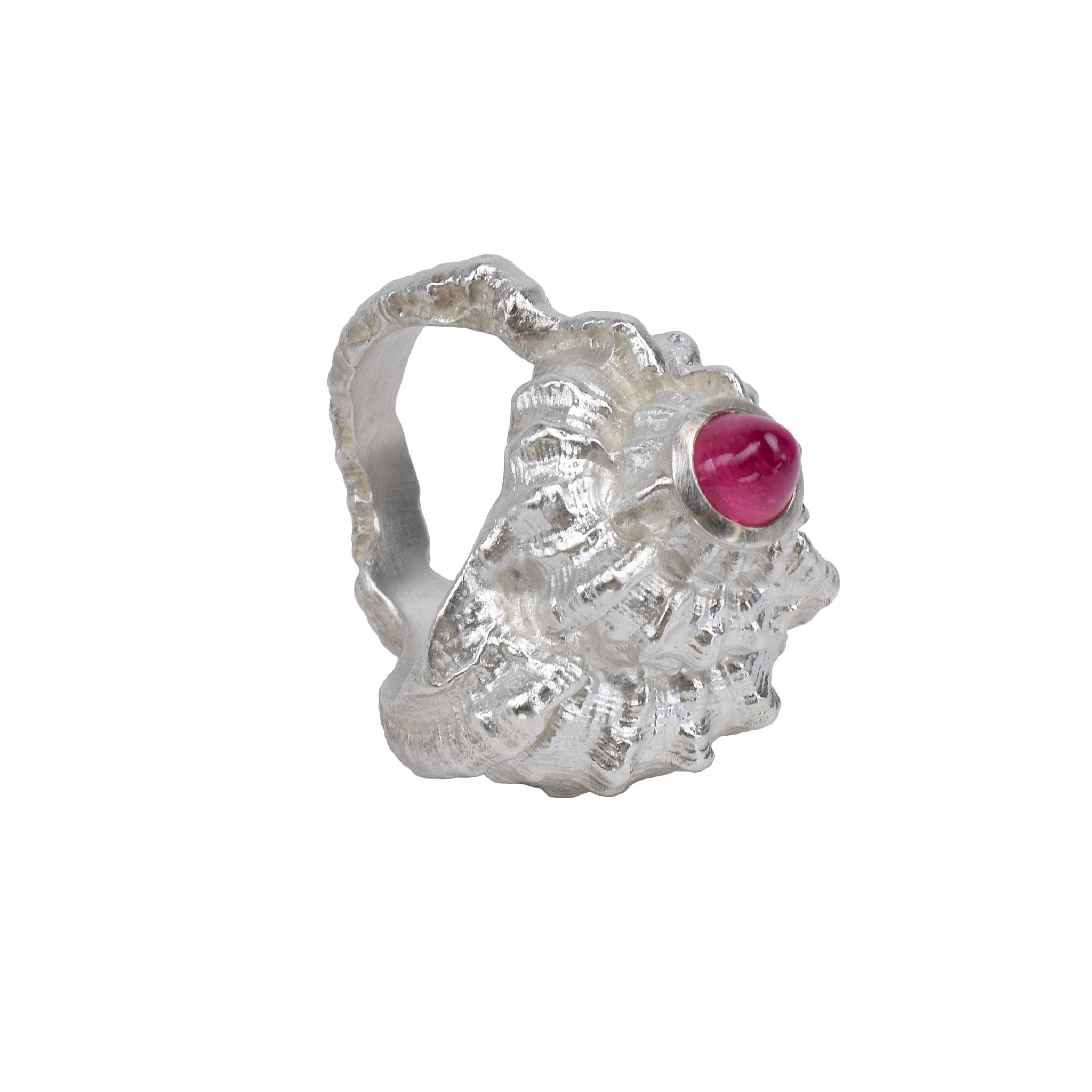 La bague coquillage moulée à partir d'un coquillage avec une pierre précieuse taillée en balle