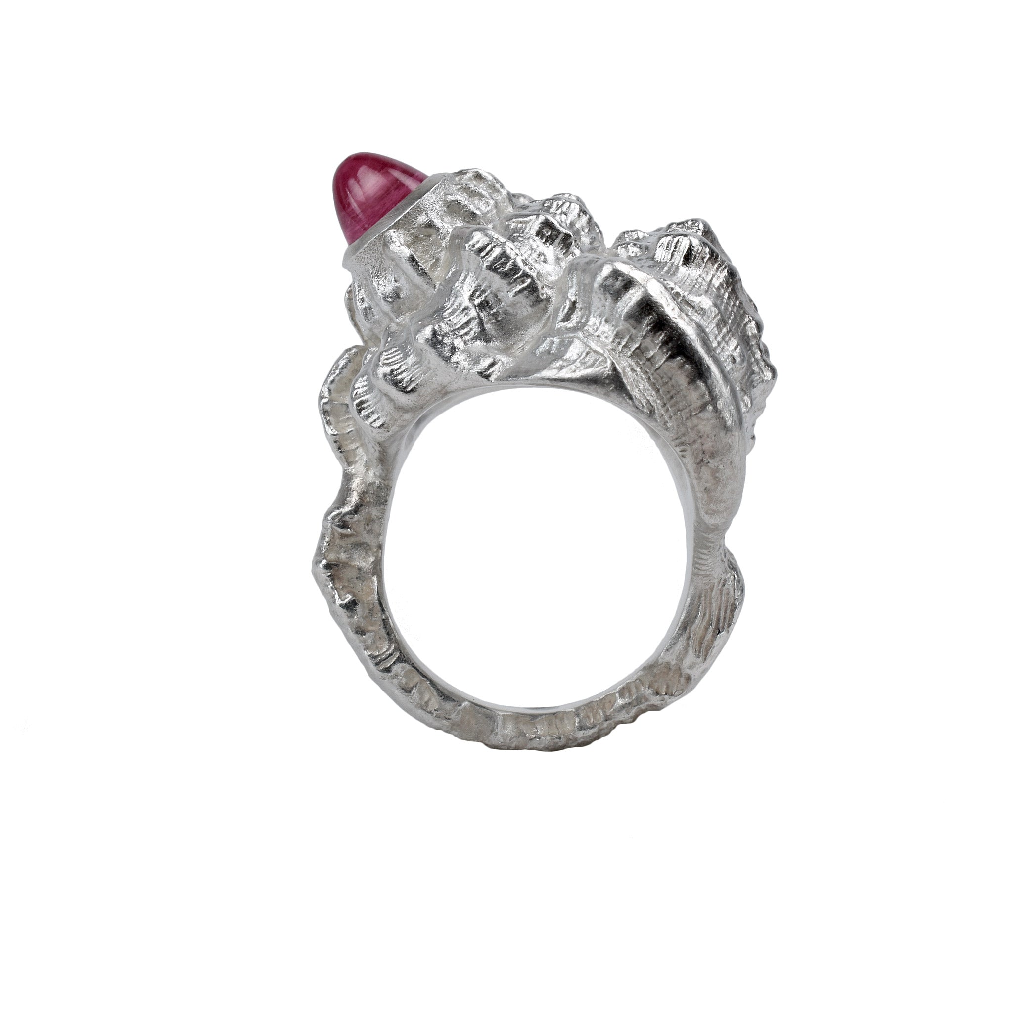 La bague coquillage moulée à partir d'un coquillage avec une pierre précieuse taillée en balle