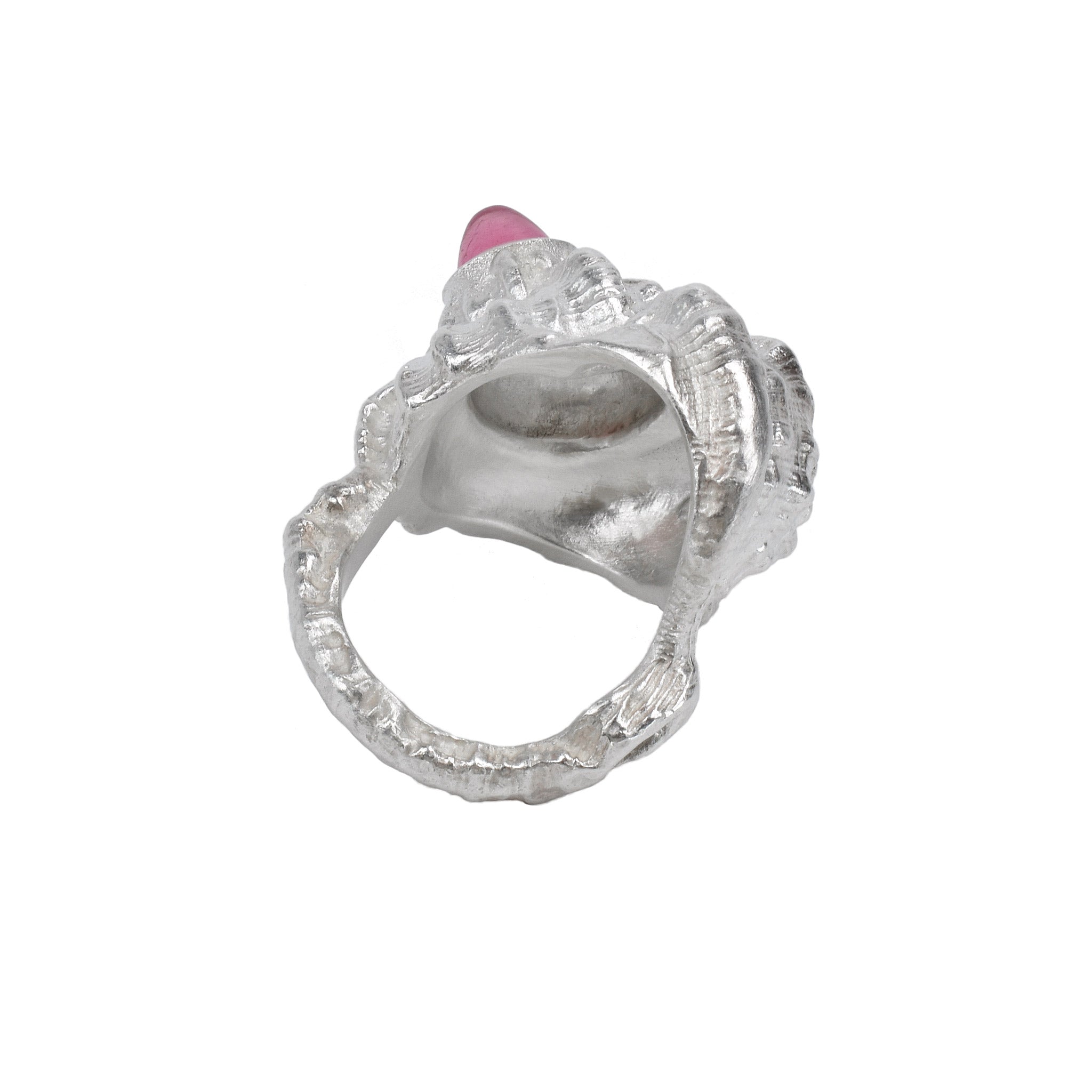 La bague coquillage moulée à partir d'un coquillage avec une pierre précieuse taillée en balle