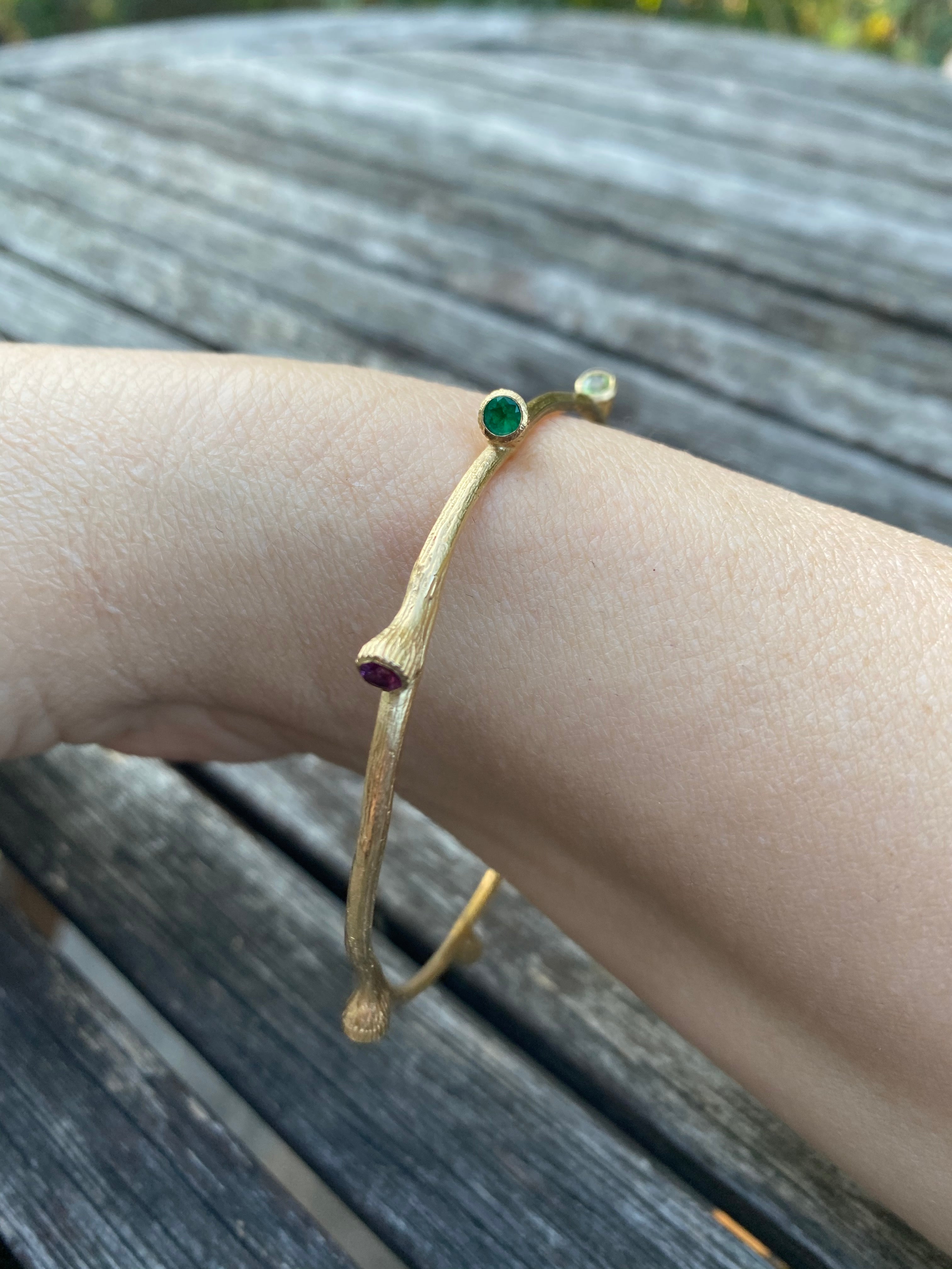 Bracelet jonc en forme de bourgeon de pierres précieuses