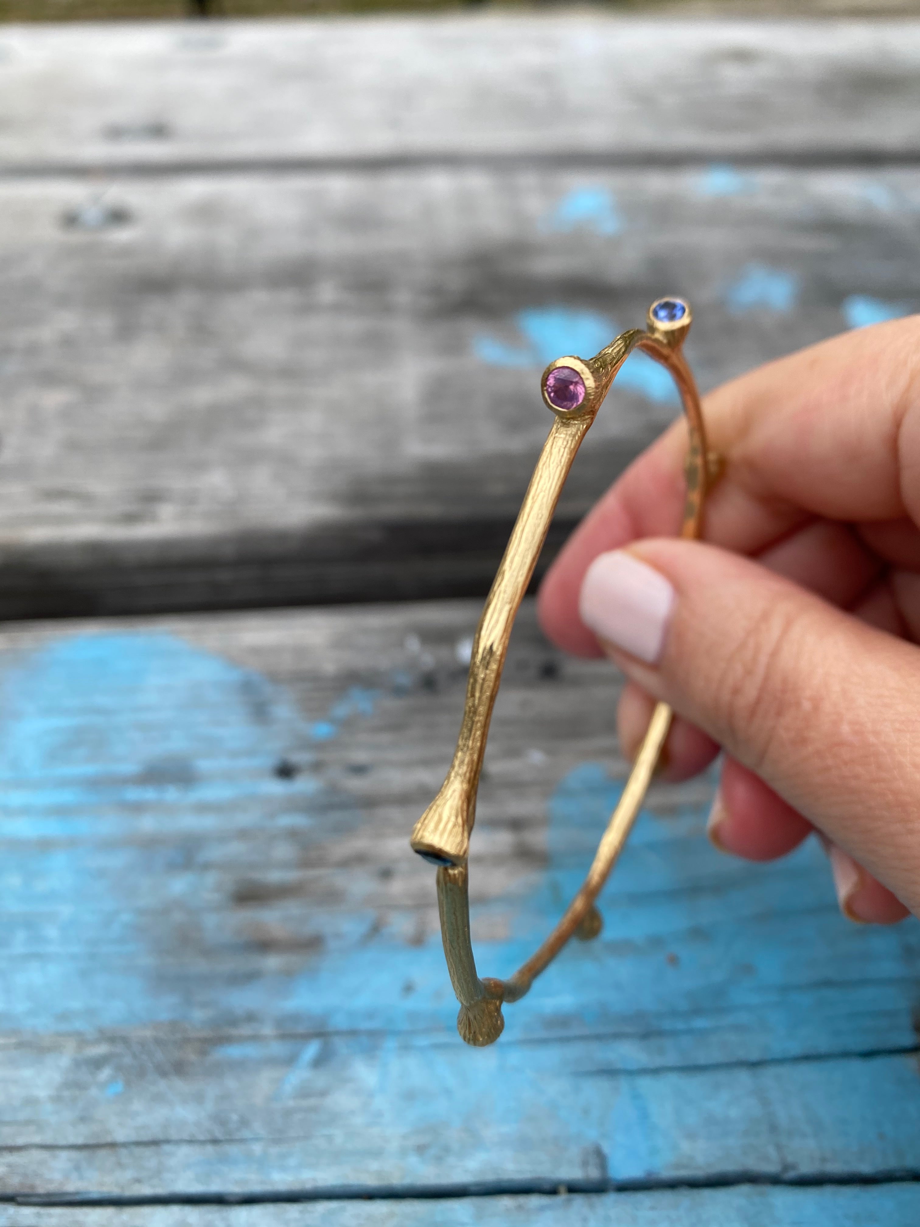 Bracelet jonc en forme de bourgeon de pierres précieuses