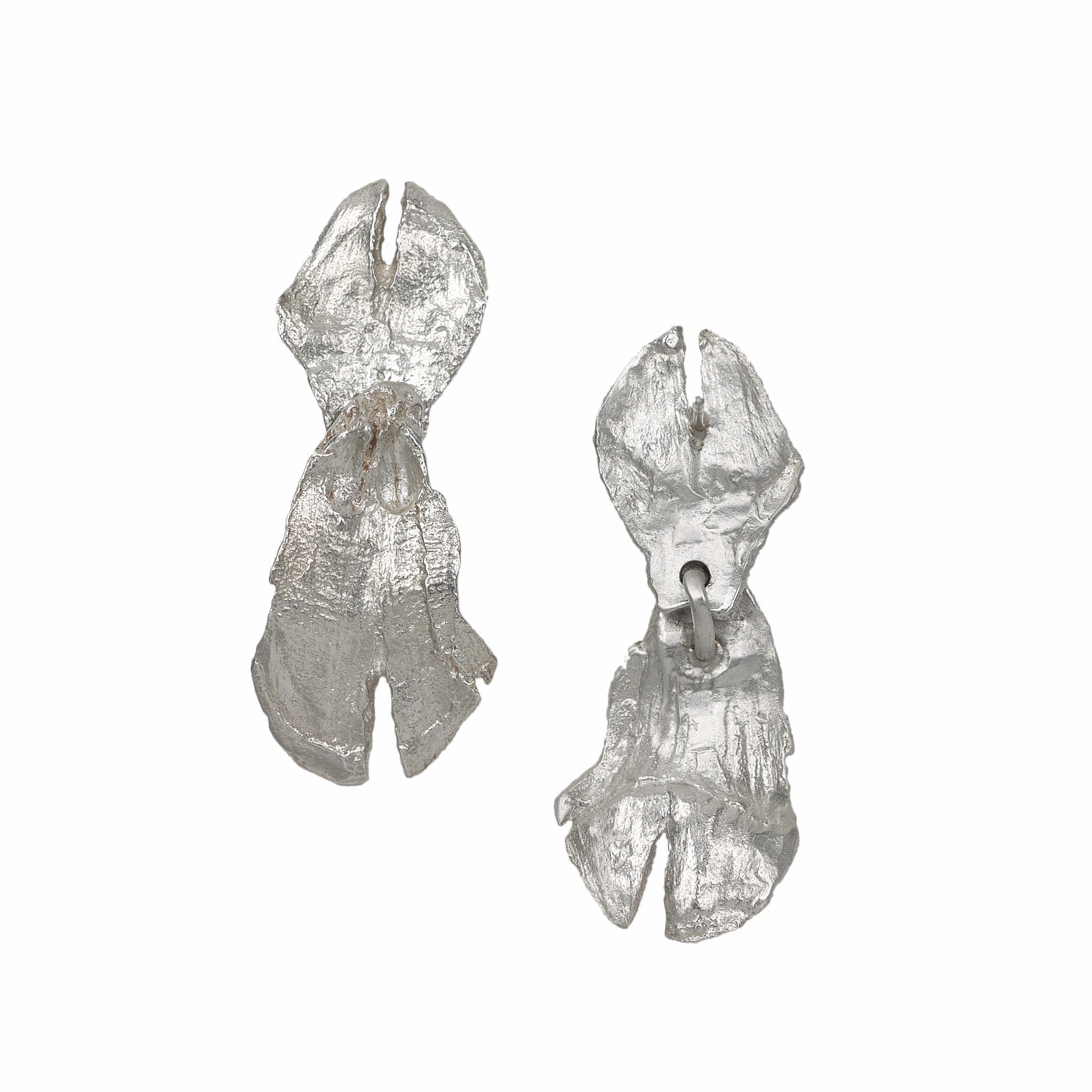 Les boucles d'oreilles pendantes en forme de pomme de pin