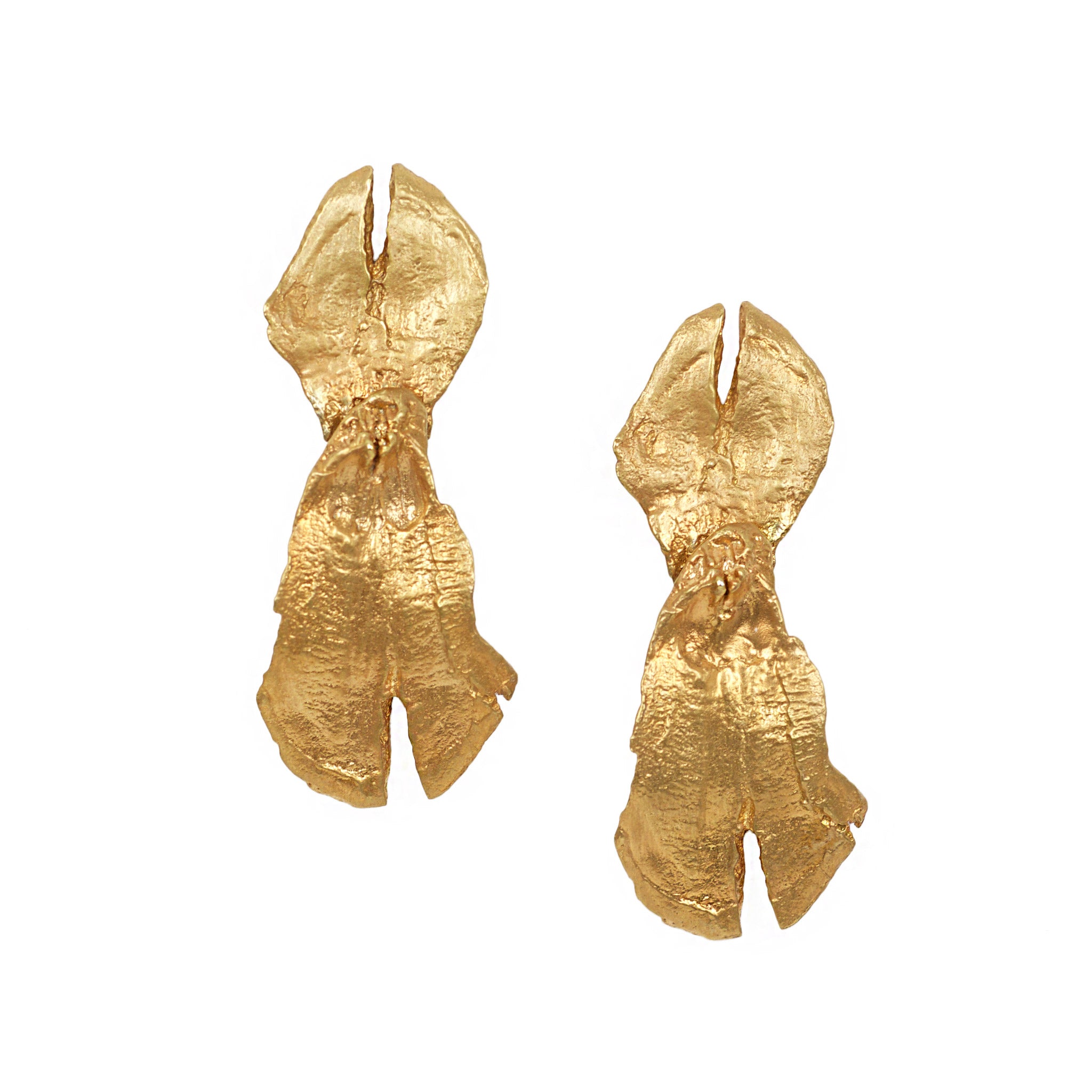 Les boucles d'oreilles pendantes en forme de pomme de pin