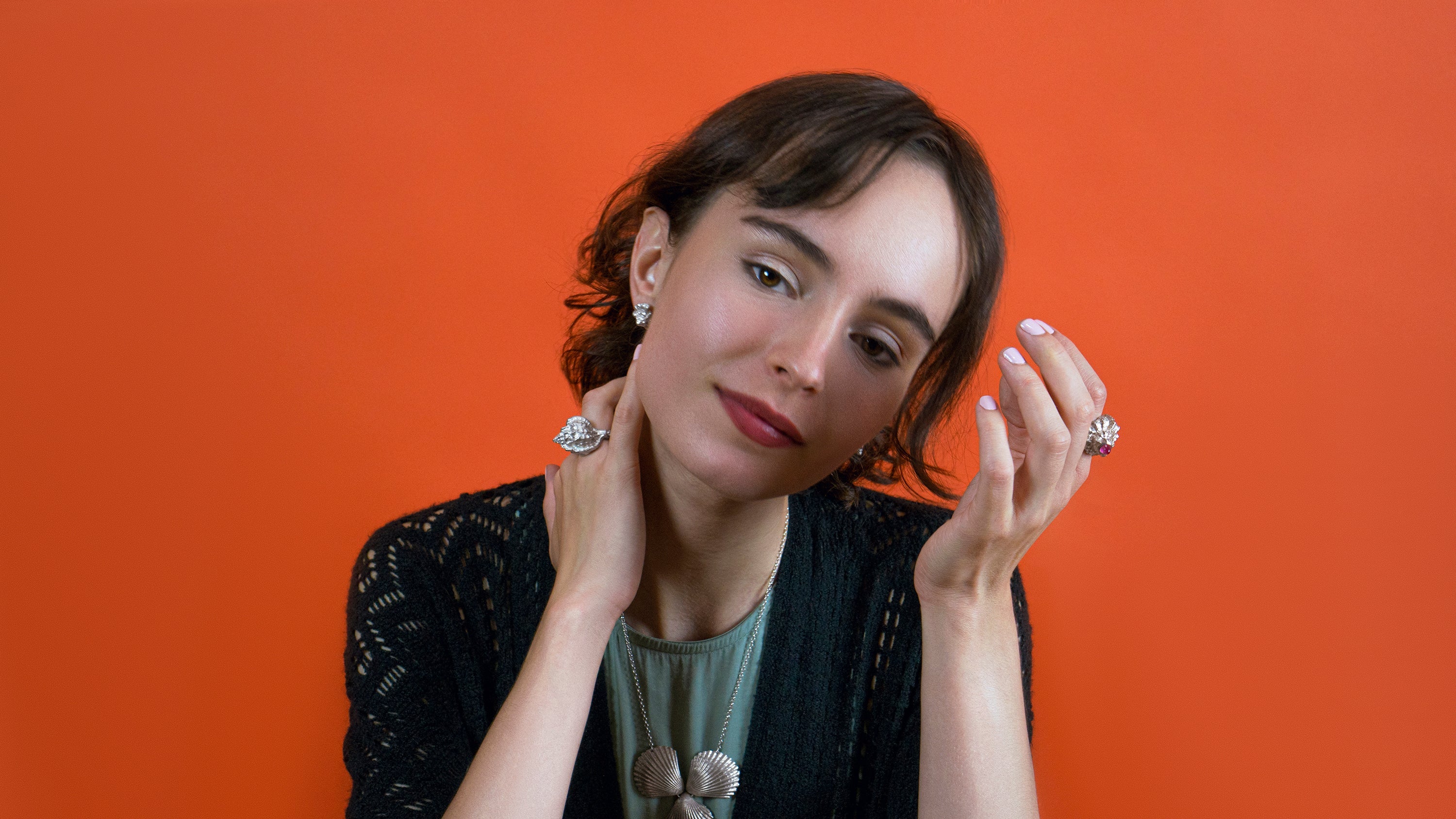 La bague coquillage moulée à partir d'un coquillage avec une pierre précieuse taillée en balle
