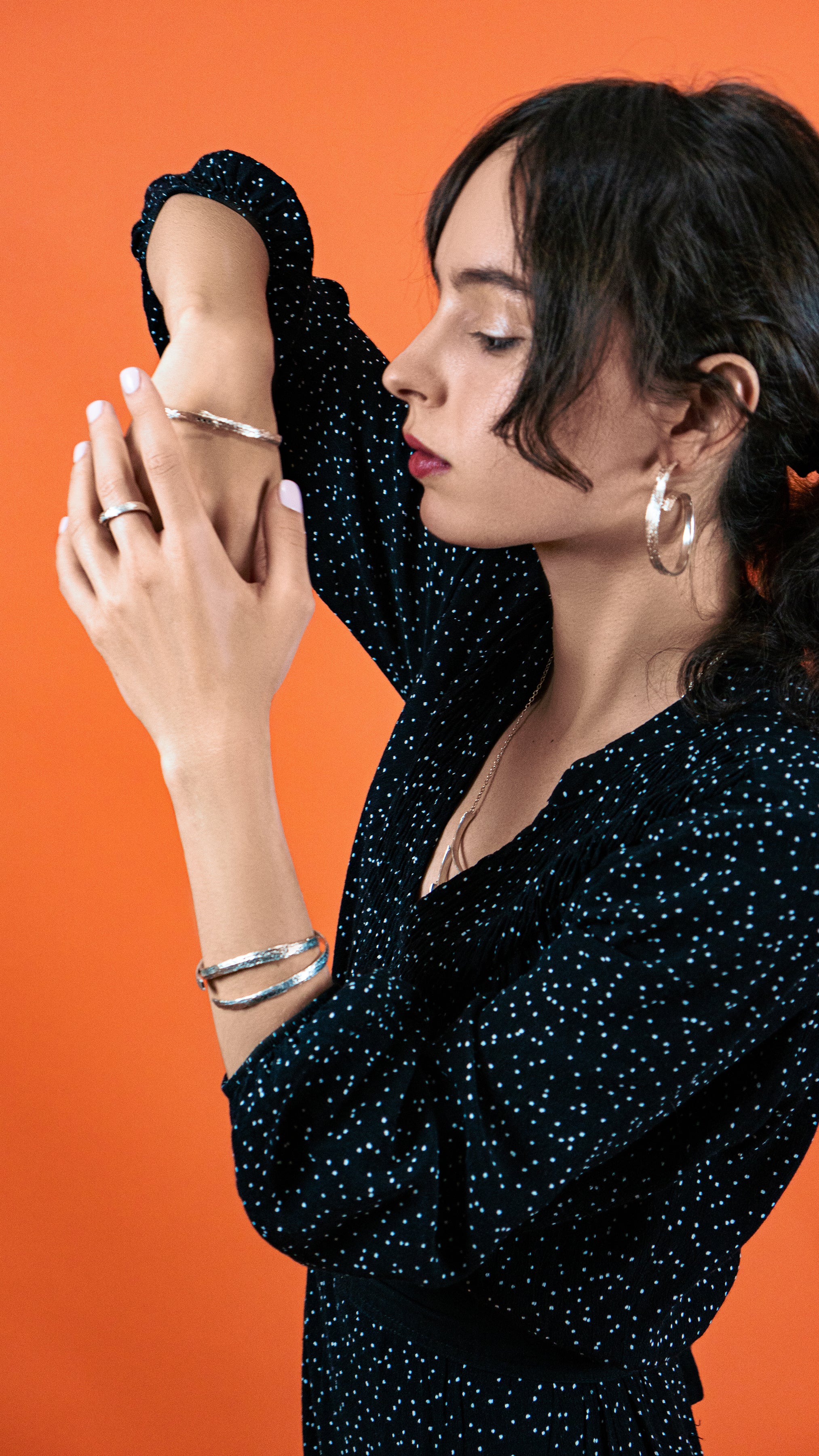 les boucles d'oreilles en rotin