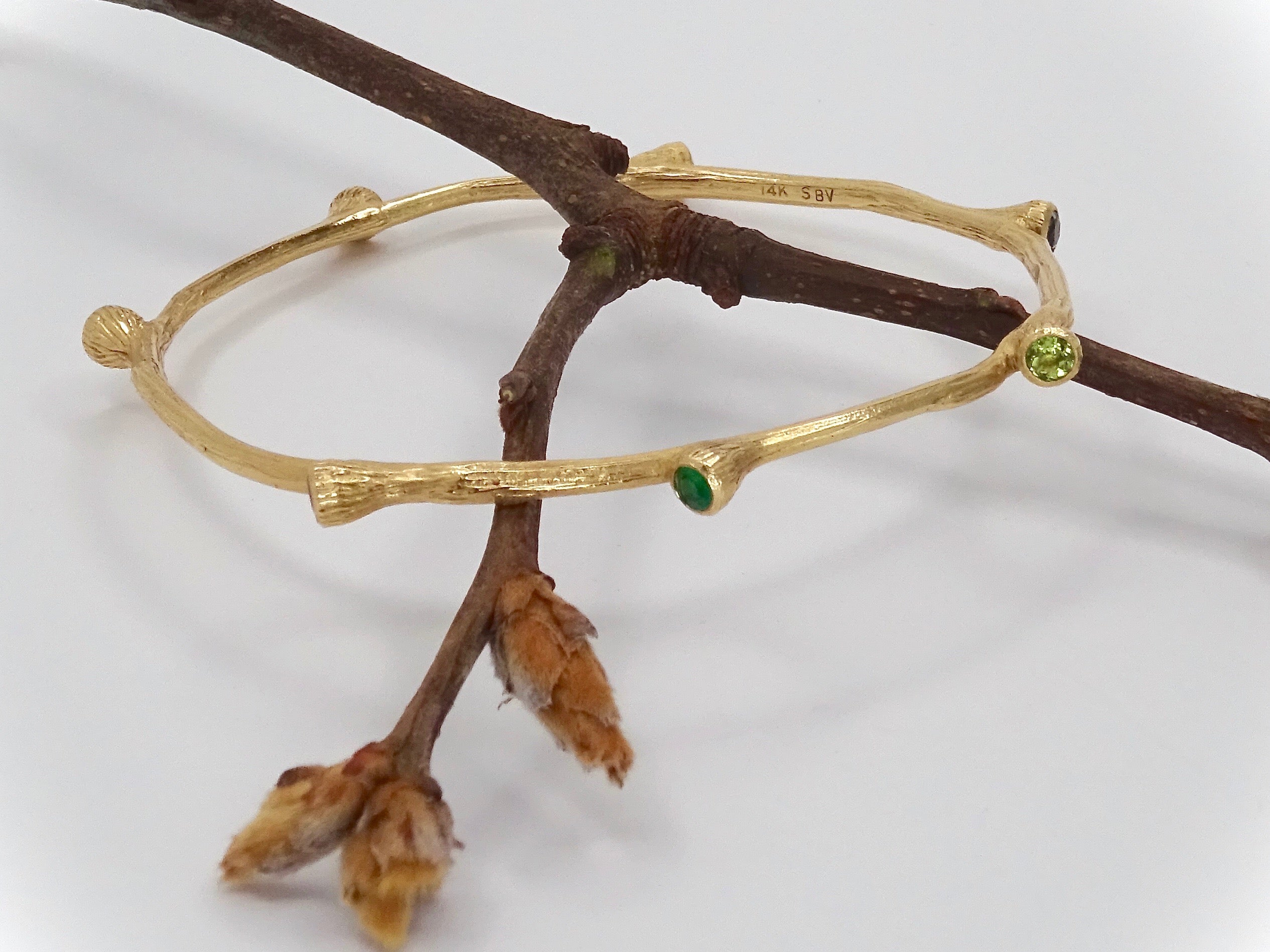 Bracelet jonc en forme de bourgeon de pierres précieuses