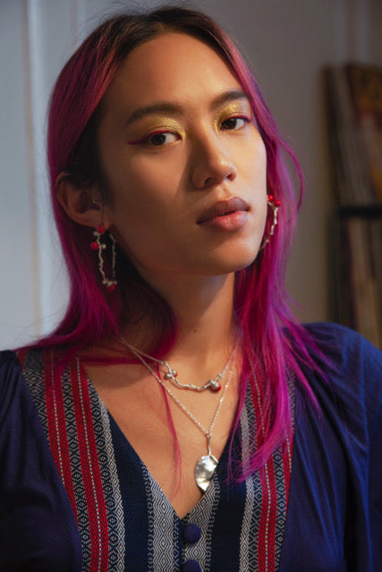 les boucles d'oreilles en perles de corail argentées