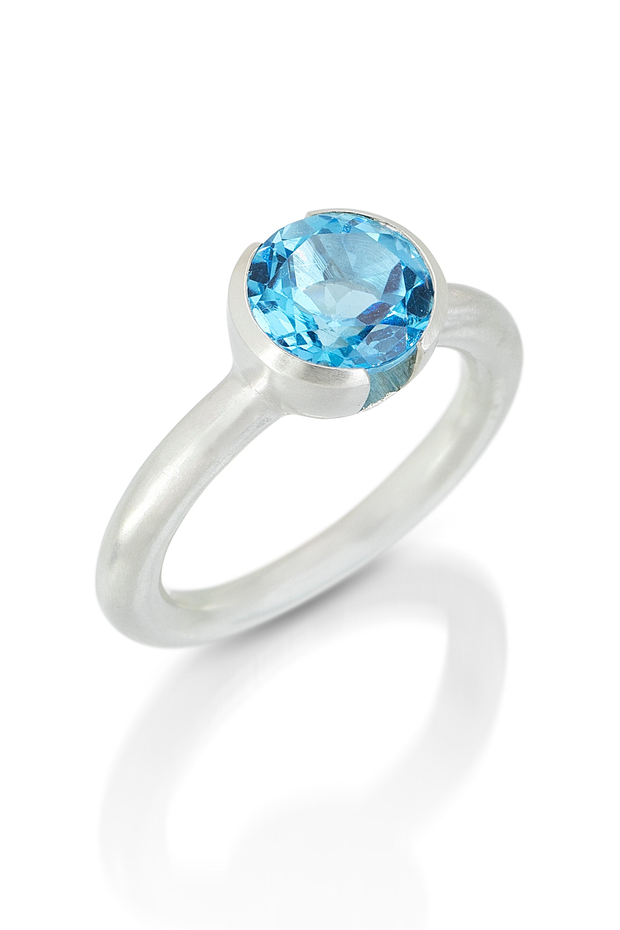 bague en argent avec topaze bleue suisse à lunette ouverte
