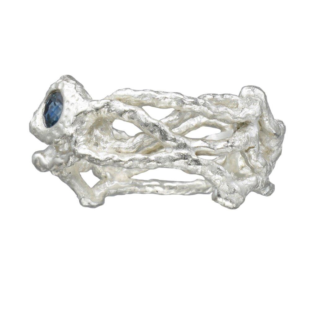 La bague filet de pêche avec un saphir bleu taille 6,5