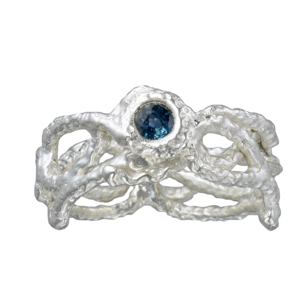 La bague filet de pêche avec un saphir bleu