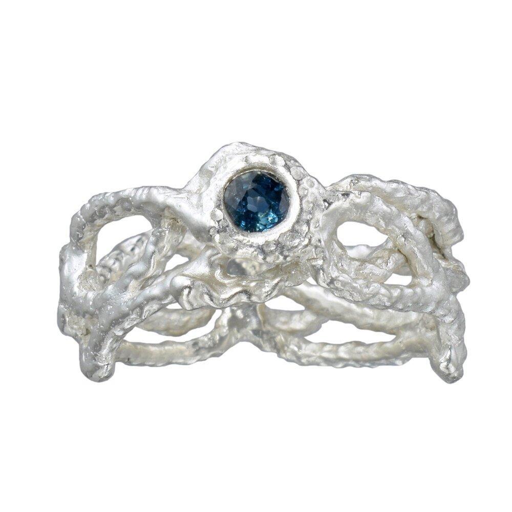 La bague filet de pêche avec un saphir bleu taille 6,5