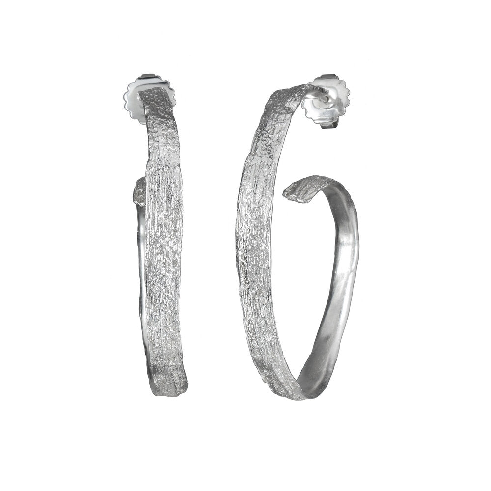 les boucles d'oreilles en rotin