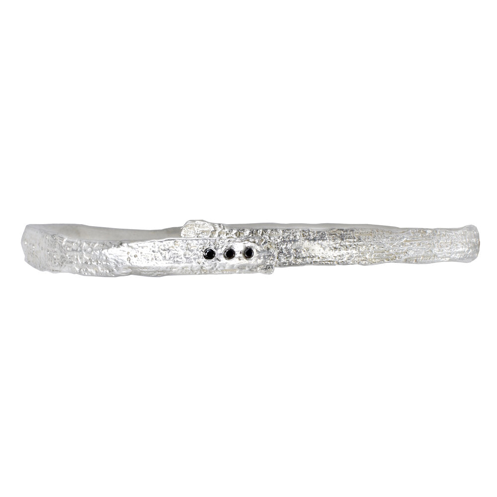 le bracelet en rotin avec trois diamants noirs