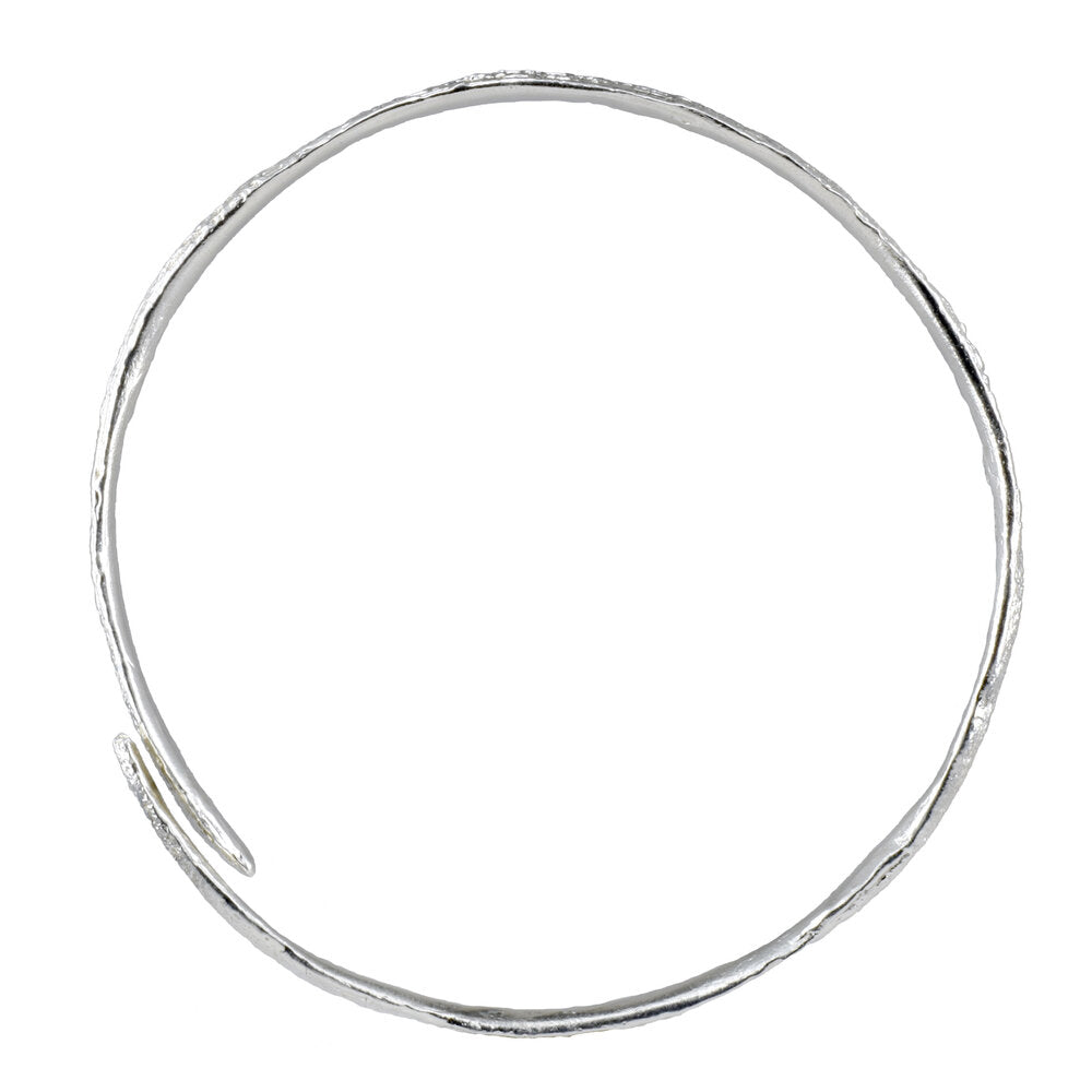 le bracelet en rotin avec trois diamants noirs