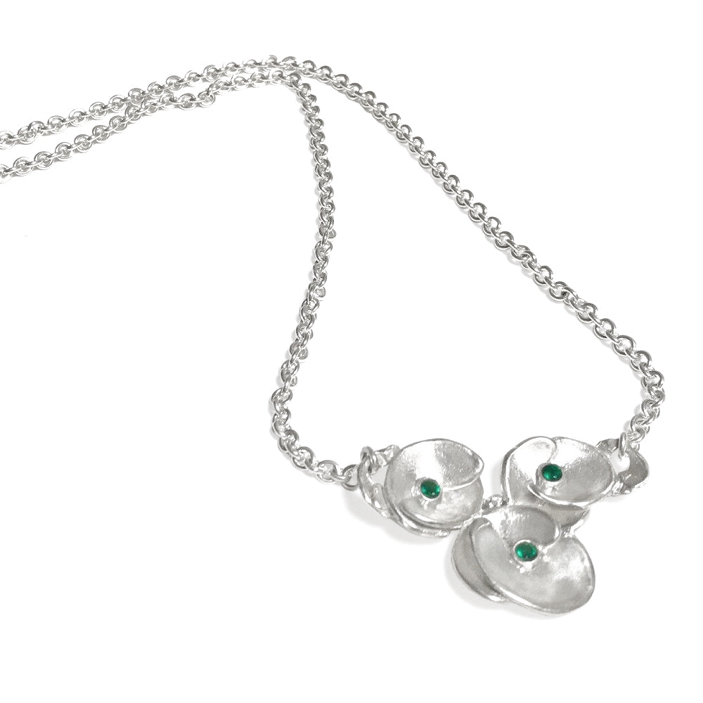 Le pendentif fleurs indiennes pierres précieuses émeraude