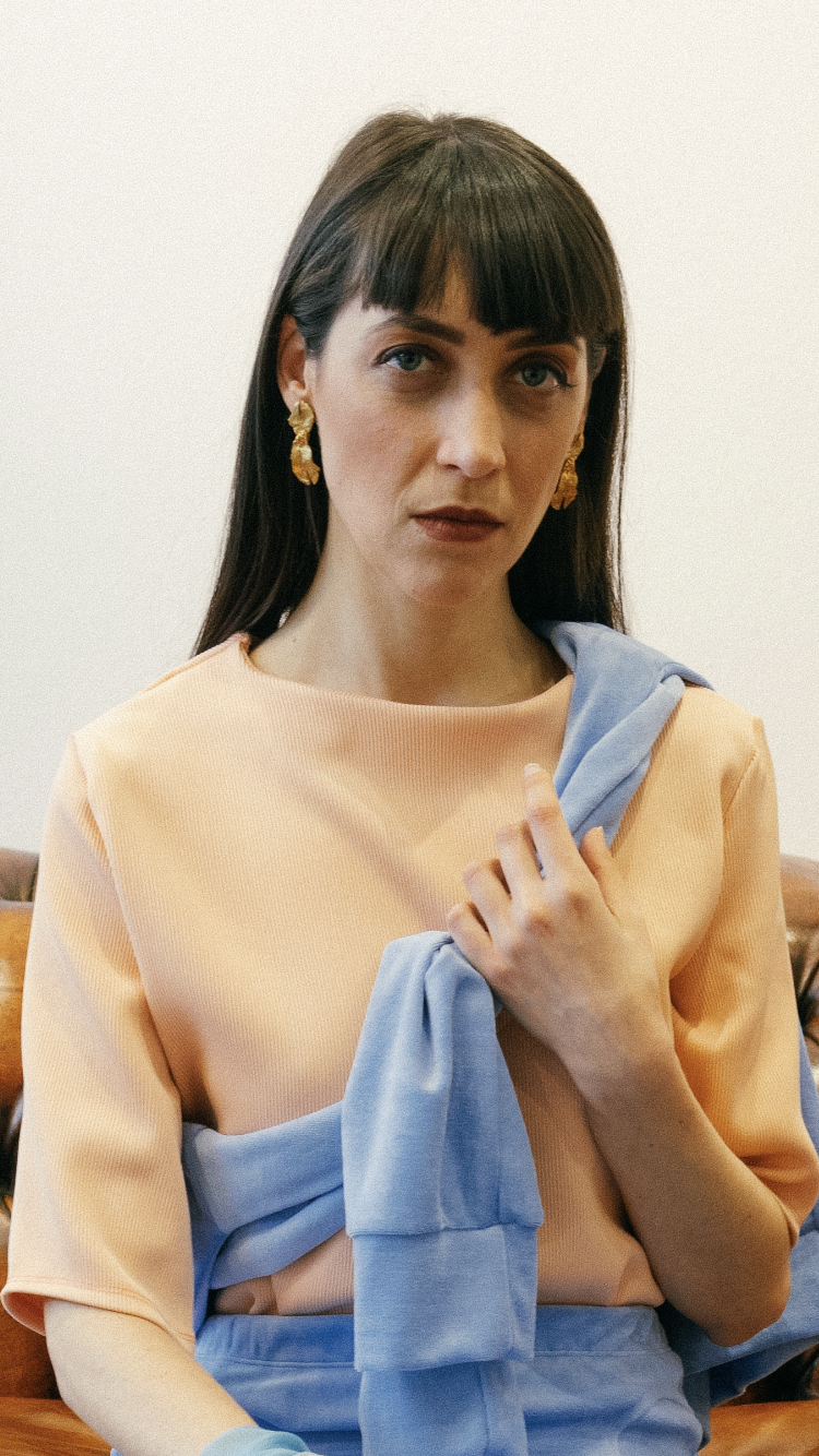 Les boucles d'oreilles pendantes en forme de pomme de pin