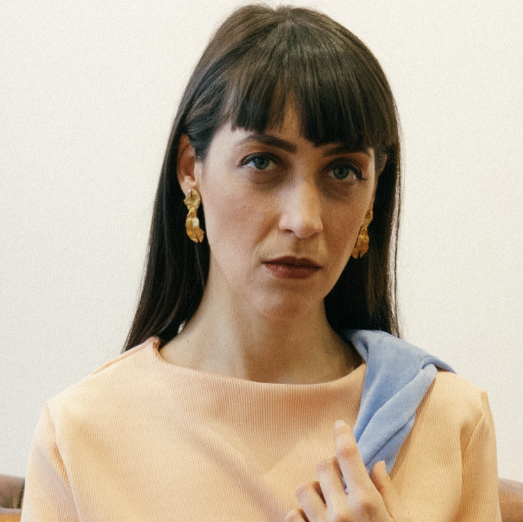 Les boucles d'oreilles pendantes en forme de pomme de pin