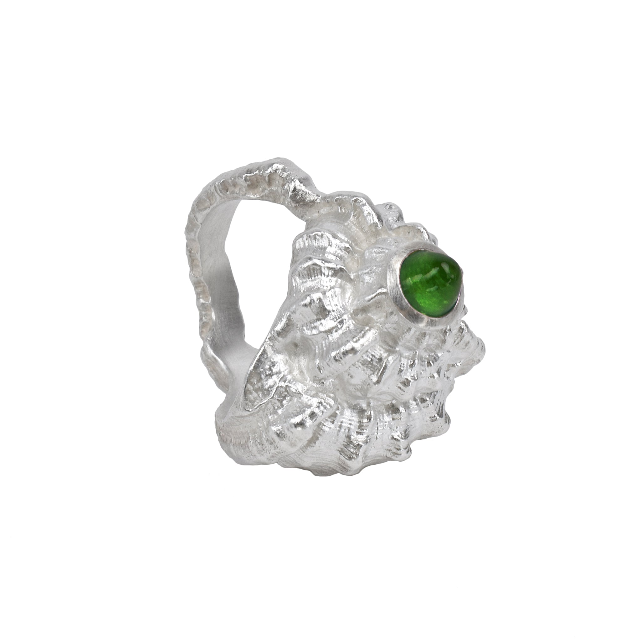 La bague coquillage moulée à partir d'un coquillage avec une pierre précieuse taillée en balle
