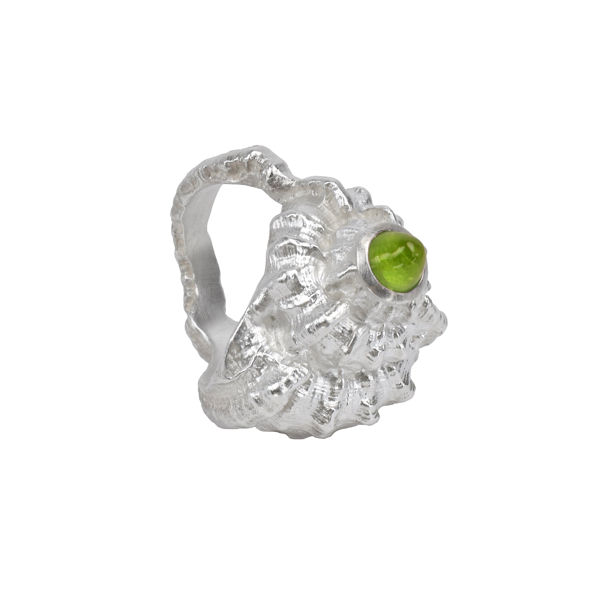 La bague coquillage moulée à partir d'un coquillage avec une pierre précieuse taillée en balle