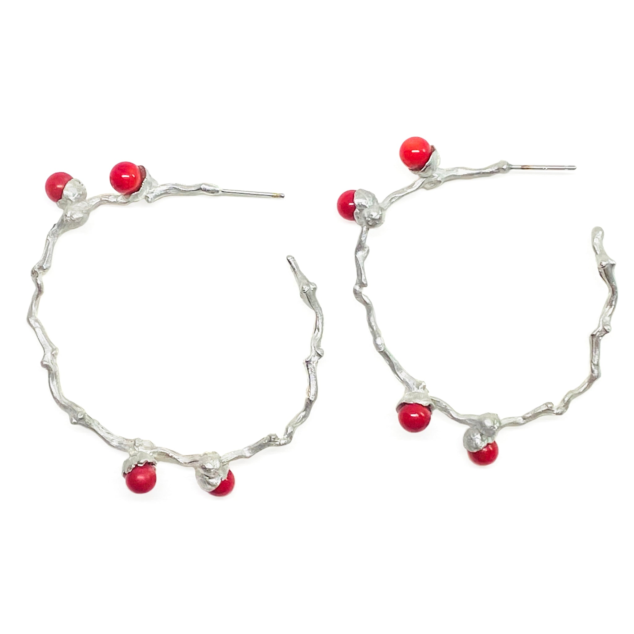 les boucles d'oreilles en perles de corail argentées