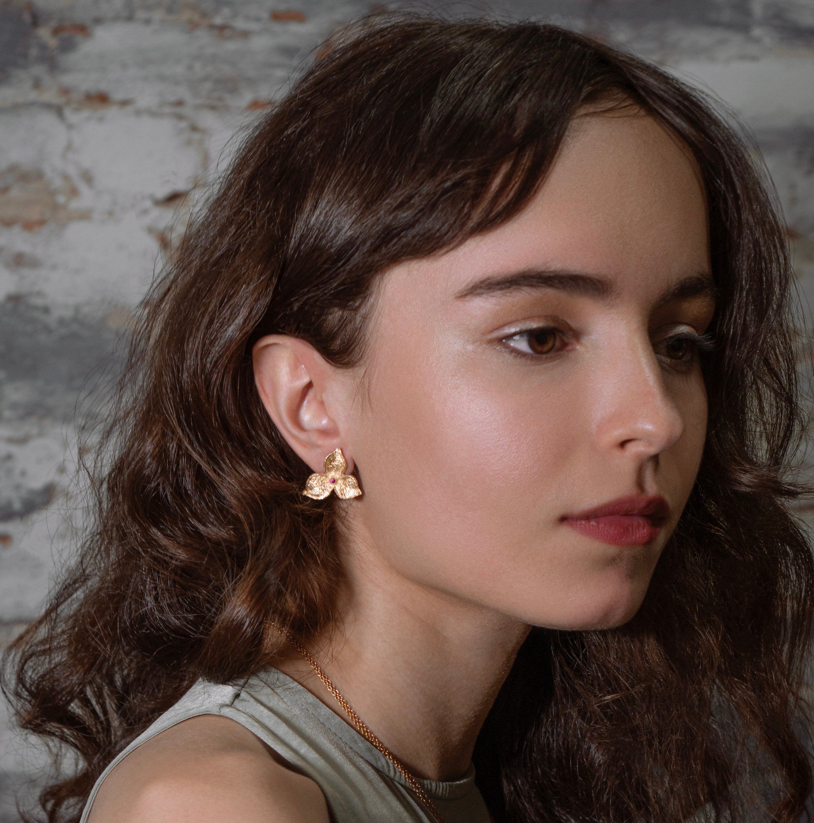Boucles d'oreilles tendance en or Fairmined et rubis à 3 pétales en édition limitée