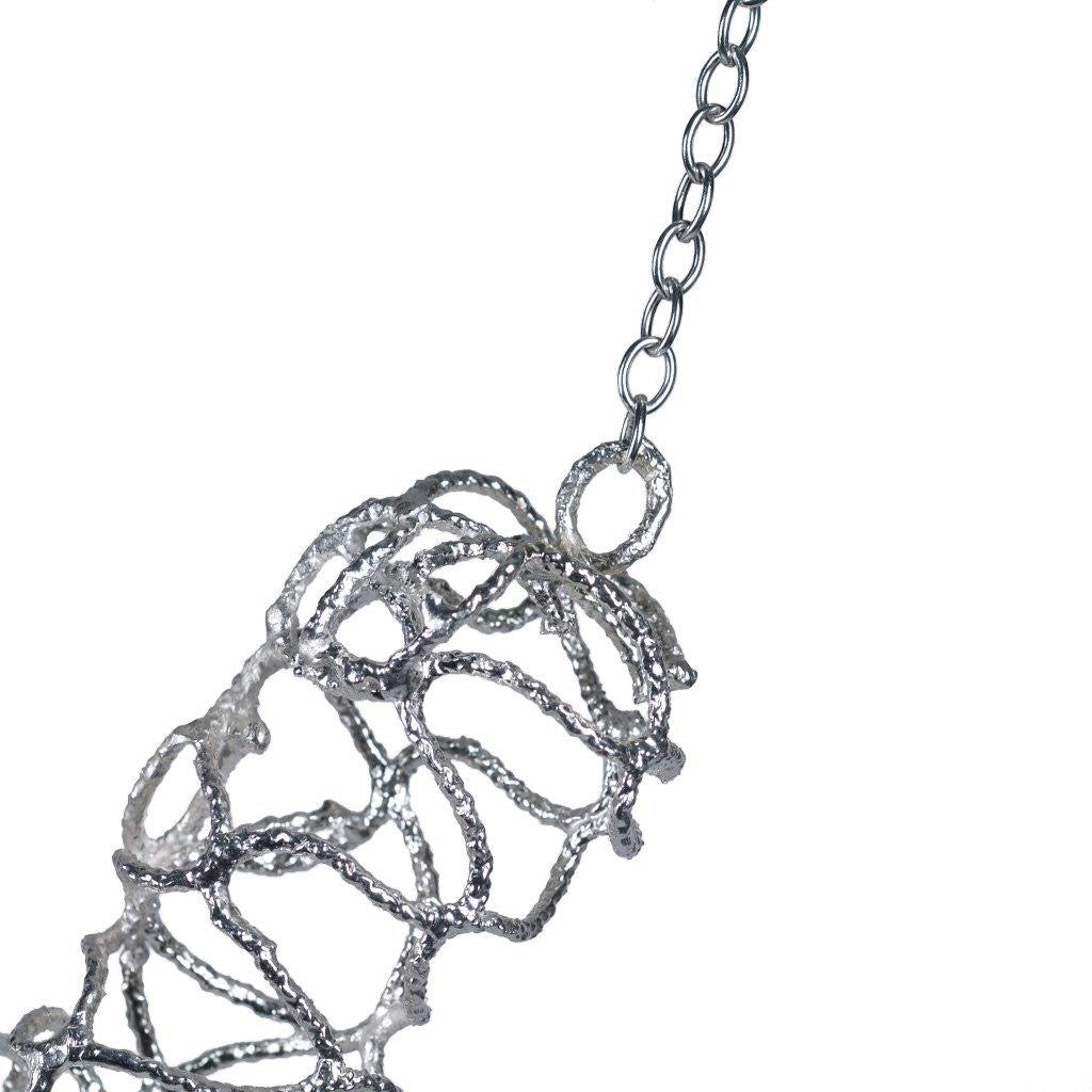 Le collier en filet de pêche unique en son genre