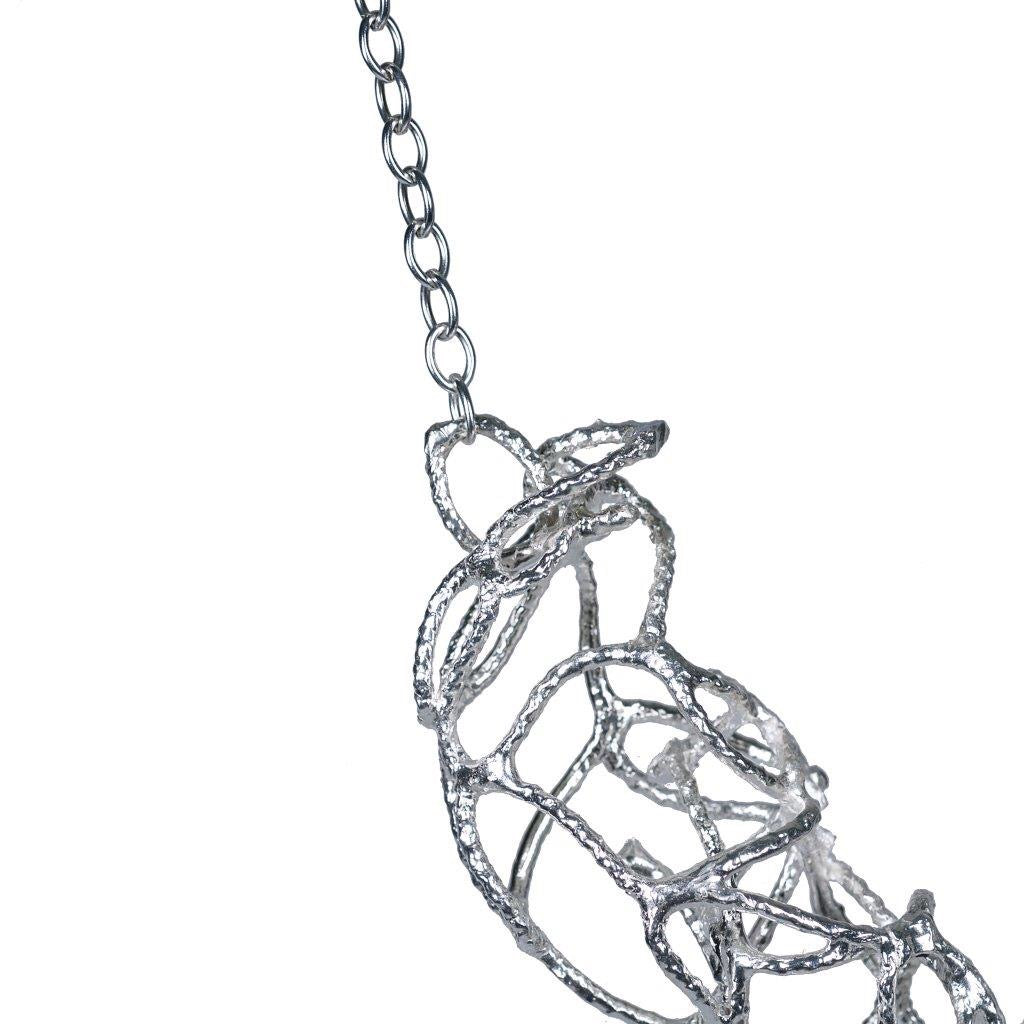 Le collier en filet de pêche unique en son genre