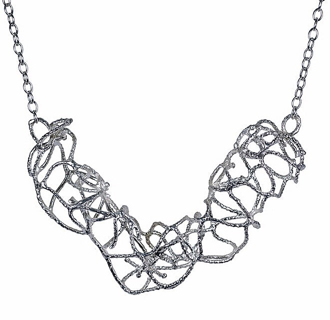 Le collier en filet de pêche unique en son genre