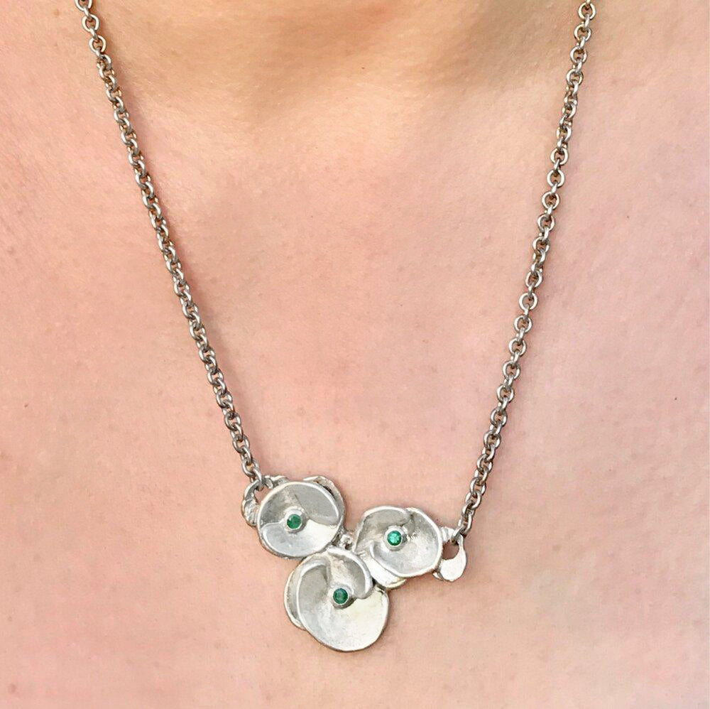 Le pendentif fleurs indiennes pierres précieuses émeraude