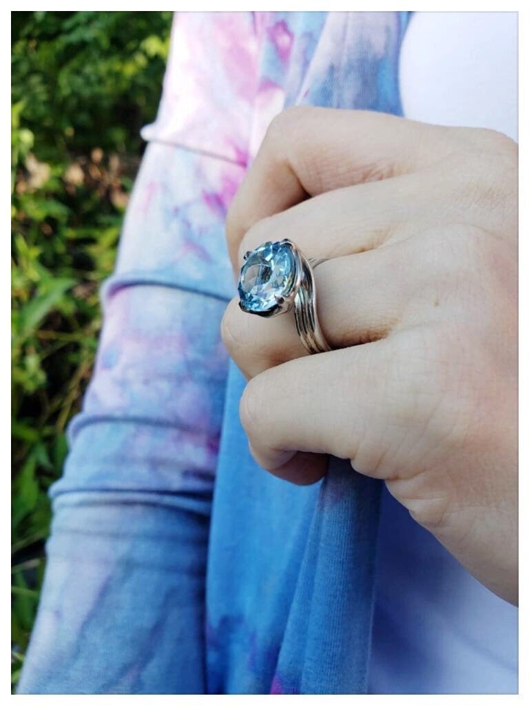 blue topaz wisteria prongs ring - size 6.5