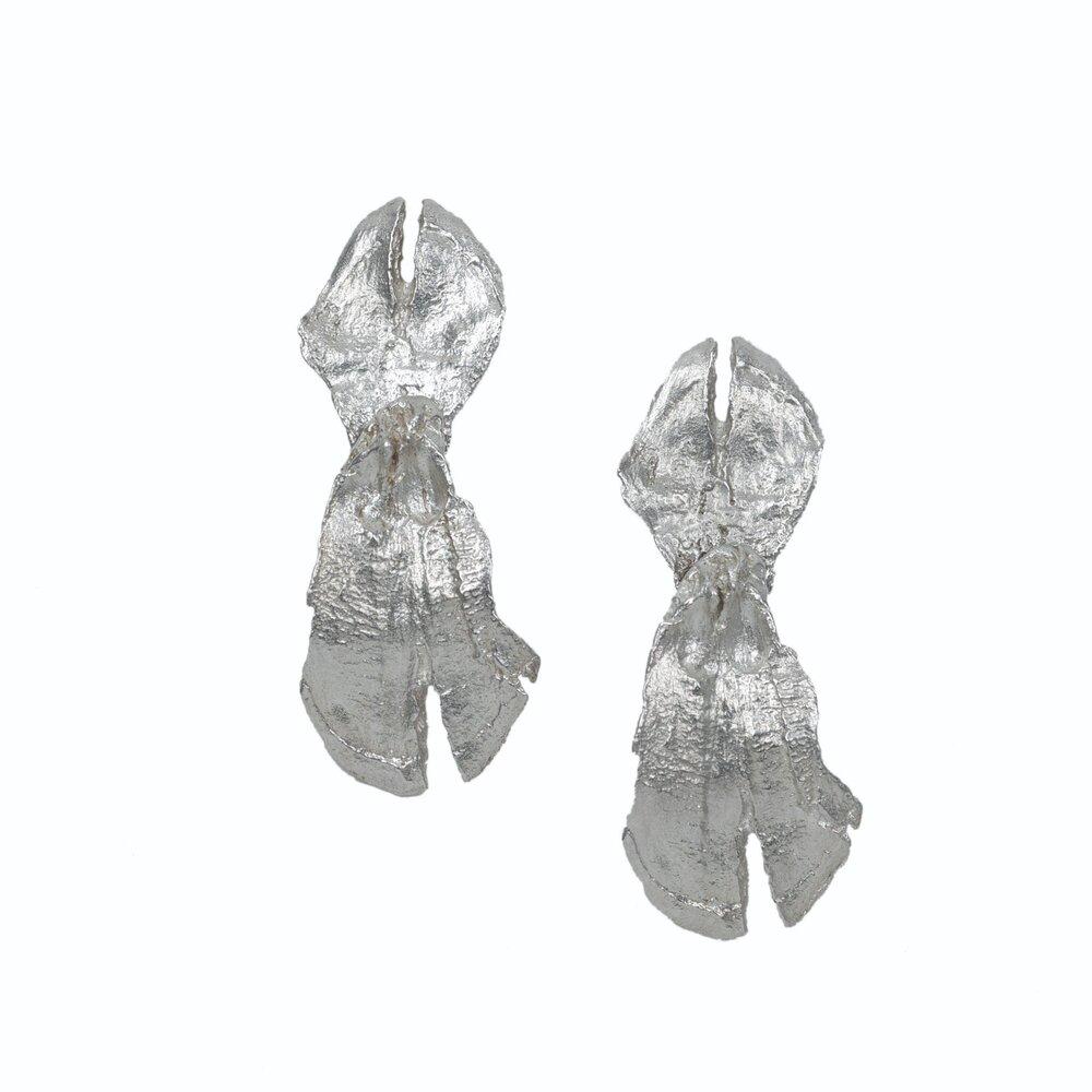 Les boucles d'oreilles pendantes en forme de pomme de pin
