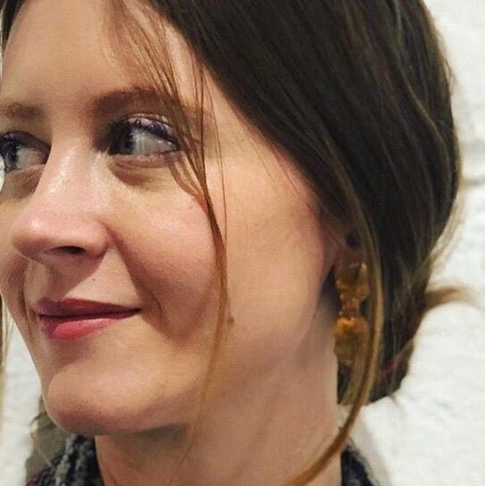 Les boucles d'oreilles pendantes en forme de pomme de pin