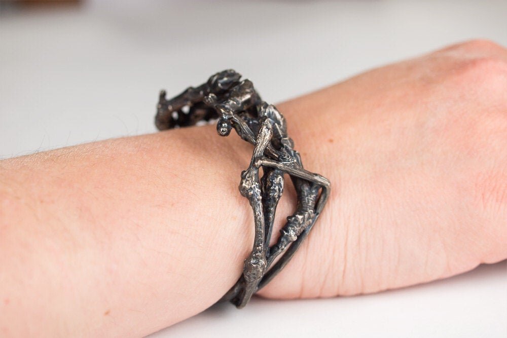 le bracelet manchette en argent oxydé à l'herbe à puce