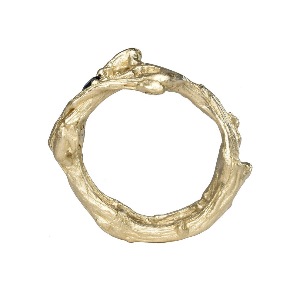 La branche de brindille en or jaune 10 carats avec une alliance en saphir bleu à porter au quotidien