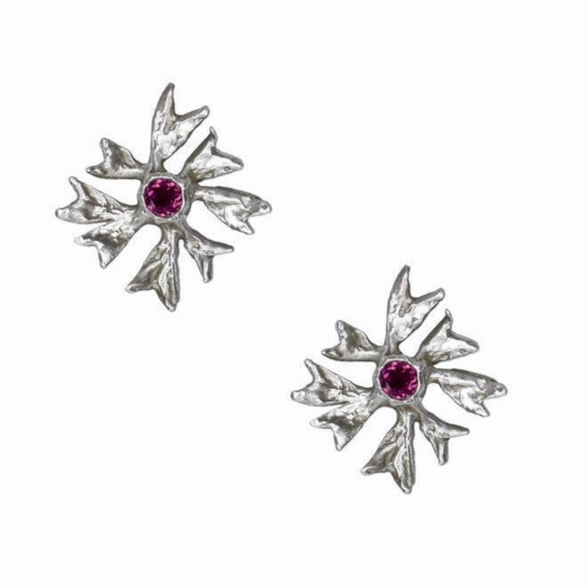 les boucles d'oreilles fleur d'érable avec grenats rhodolite