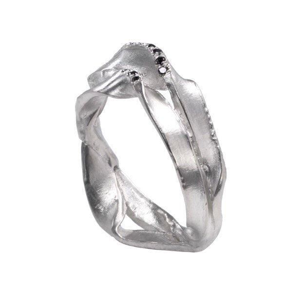 The seaweed ring in silver with 10 white or black diamonds