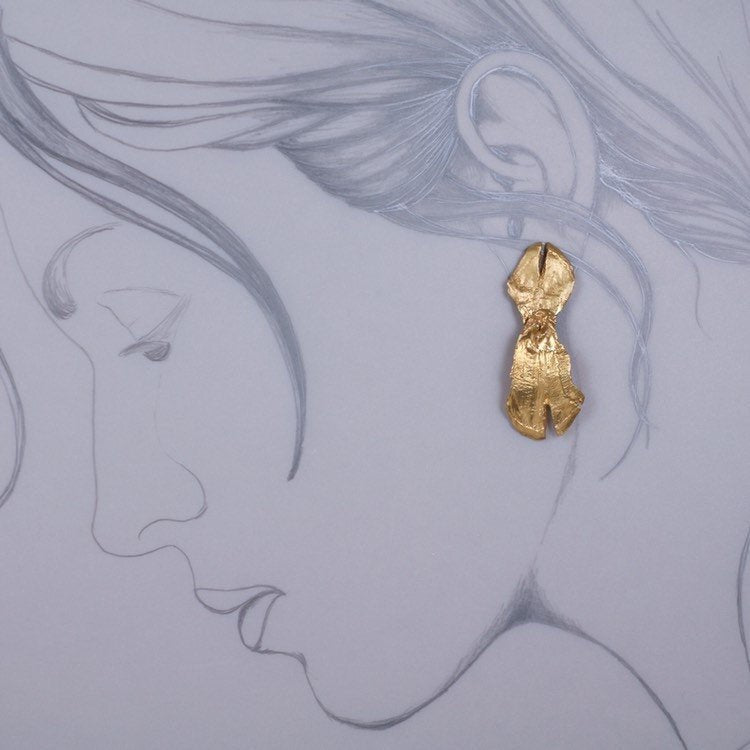 Les boucles d'oreilles pendantes en forme de pomme de pin